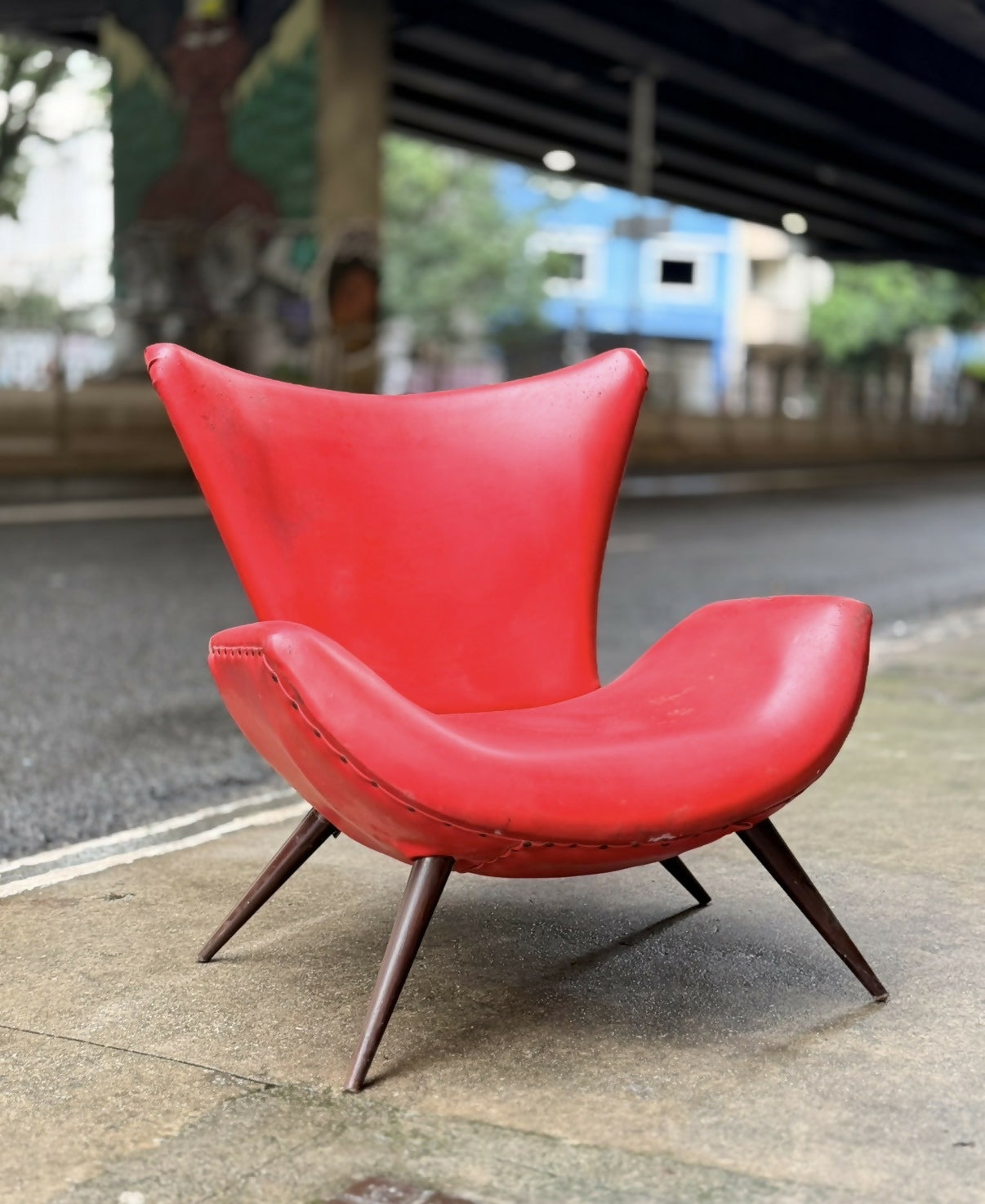 Poltrona Pé Palito Vermelha - Estilo Egg anos 70