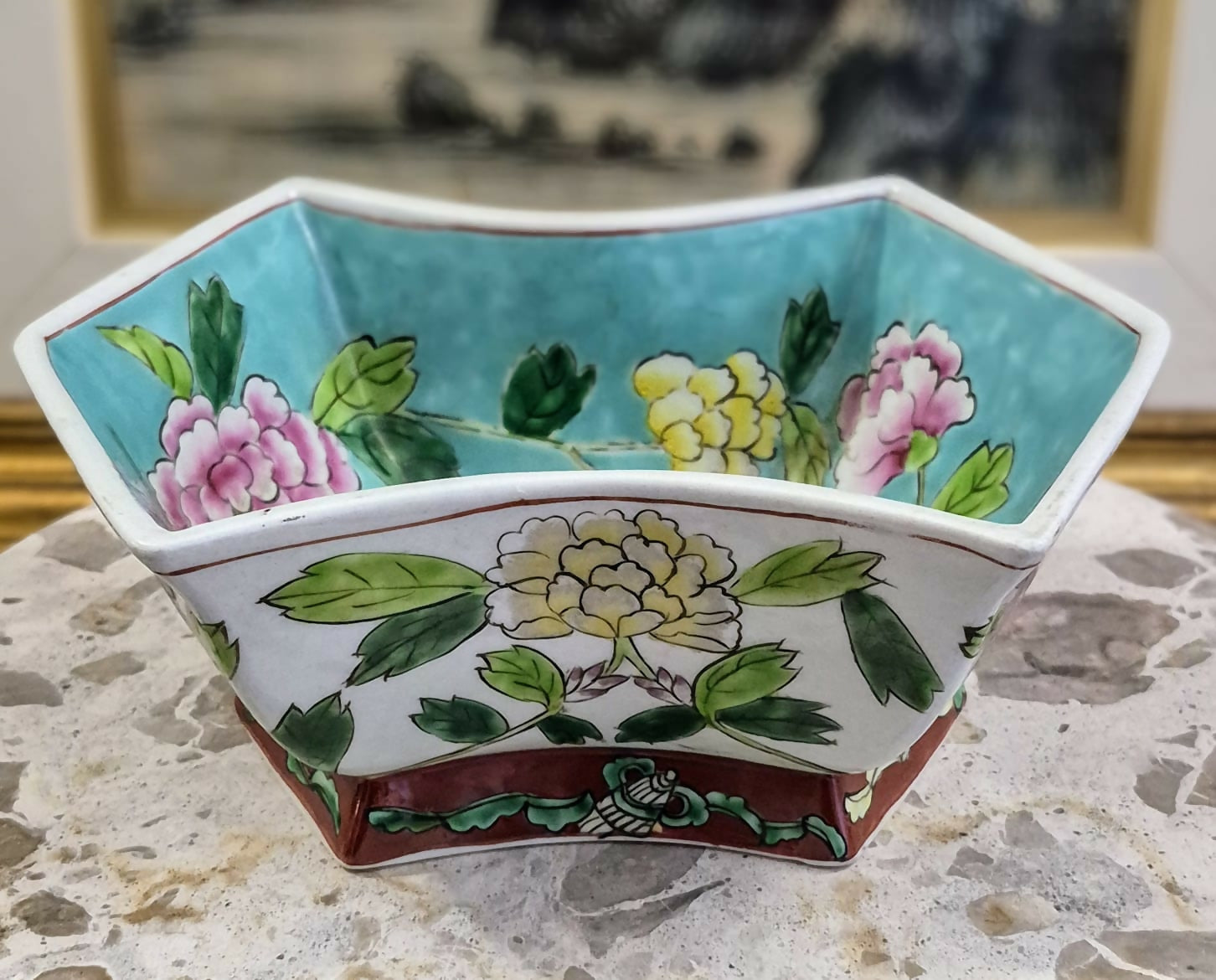 Maravilhoso centro de mesa sextavado em pasta de porcelana, anos 40, Família Rosa, decorado com peônias.