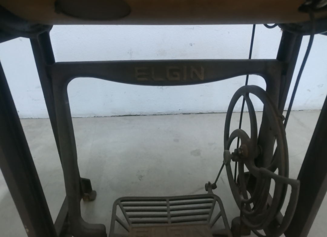 Máquina de Costura Elgin Antiga com Mesa