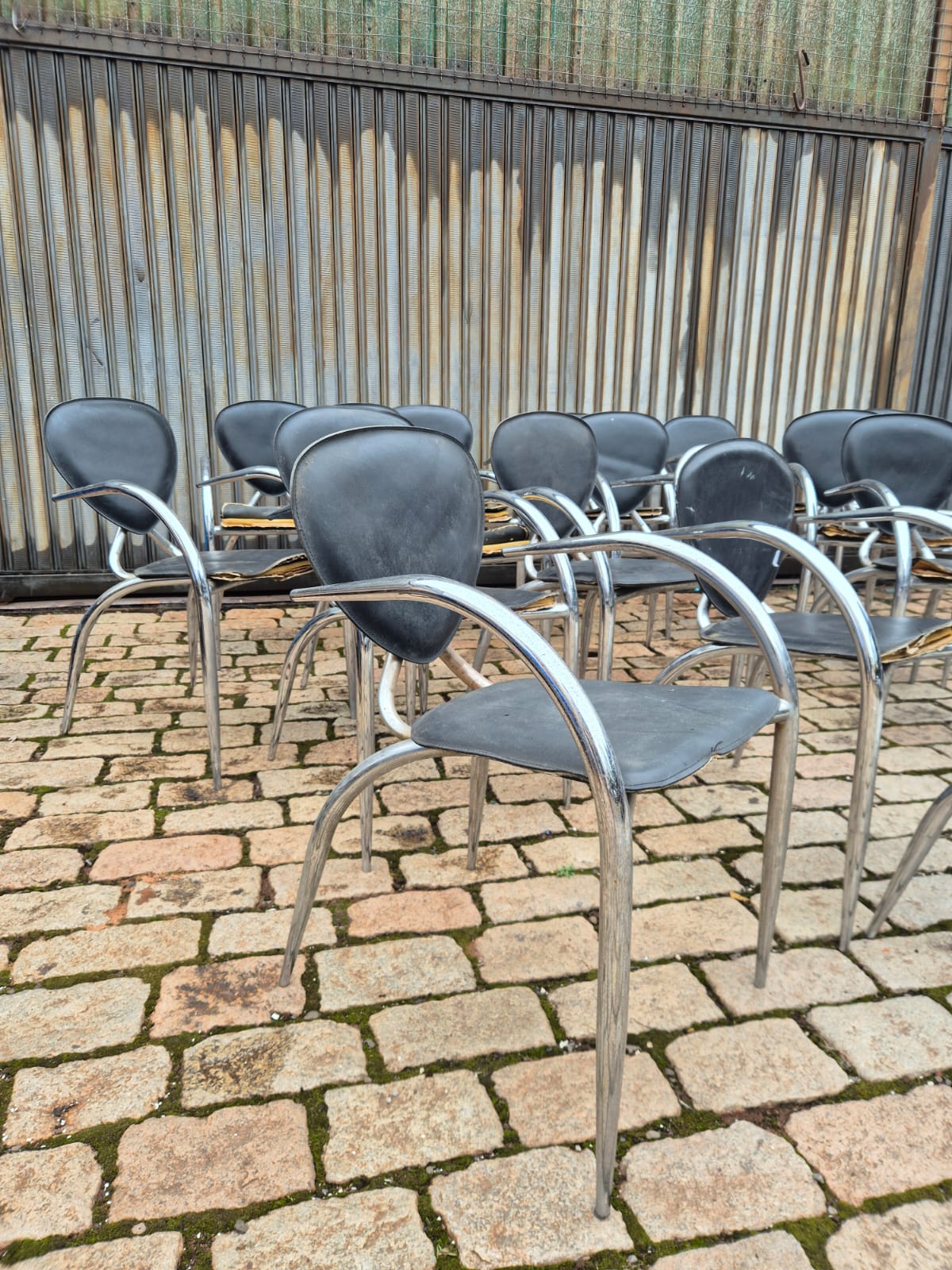 Cadeiras de Design Italiano com linhas curvas em metal tubular e assento preto 