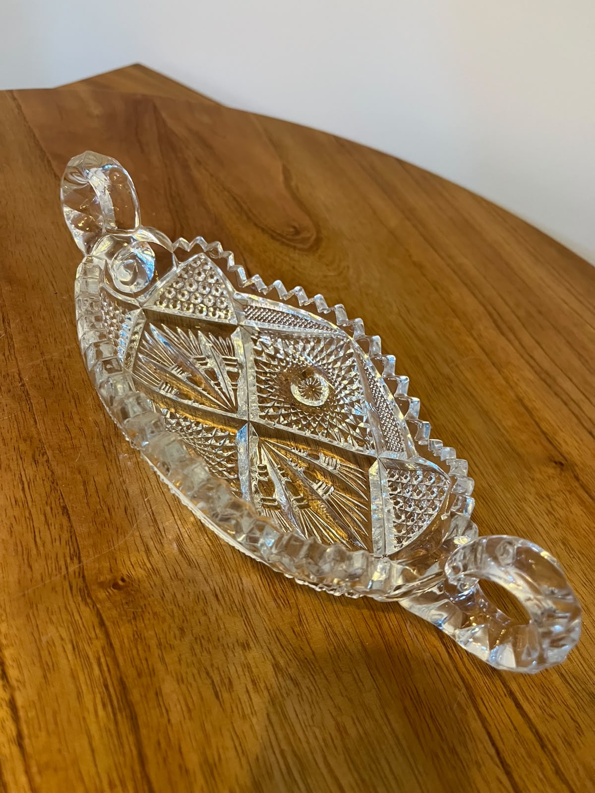 Travessa decorativa em vidro trabalhado com duas alças – 23 cm