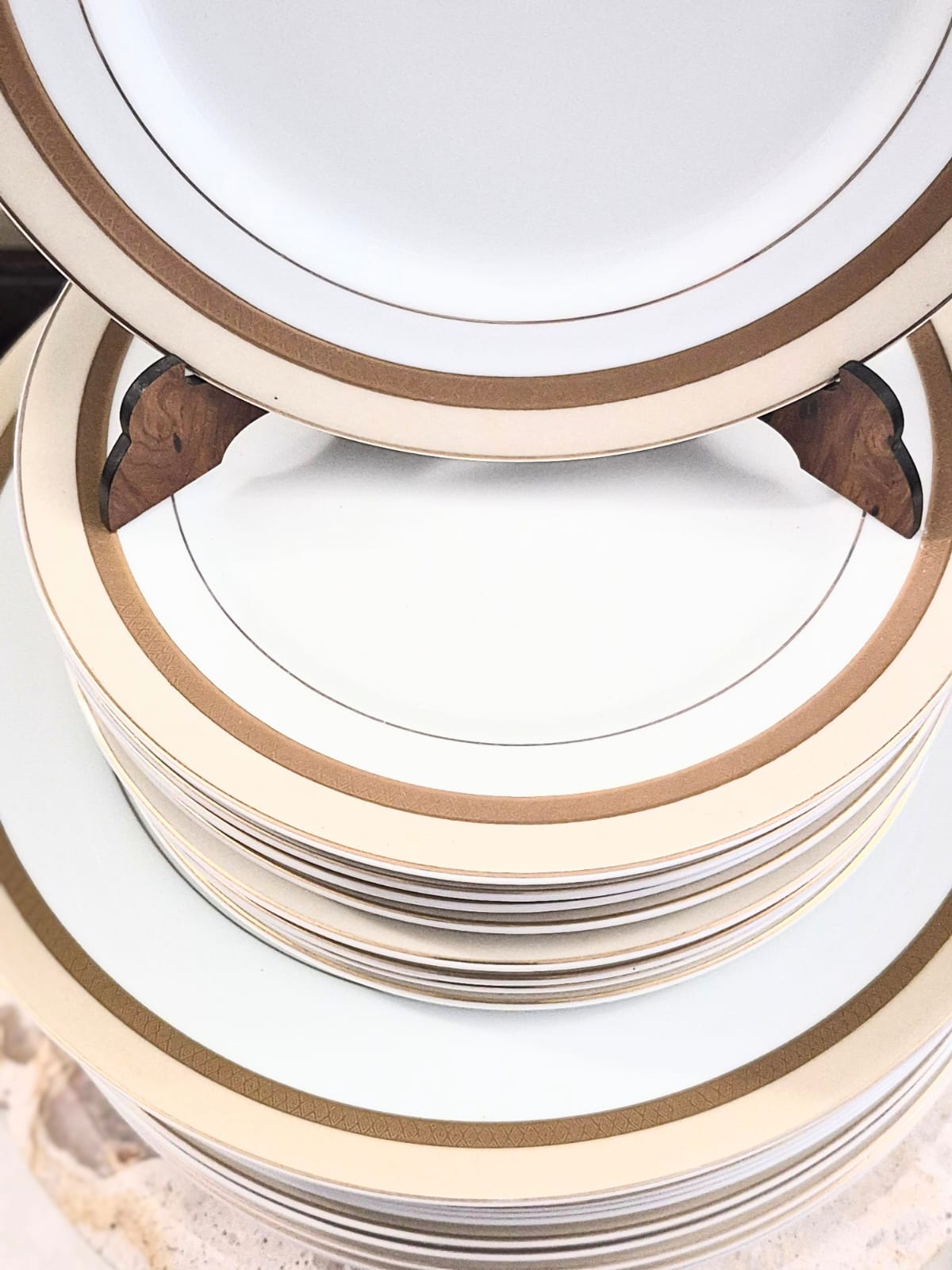 Conjunto de pratos em porcelana vintage nacional Schmidt, linha Gold - linha premium , anos 70/80, dourados à ouro. Perfeito estado. 19 peças:
