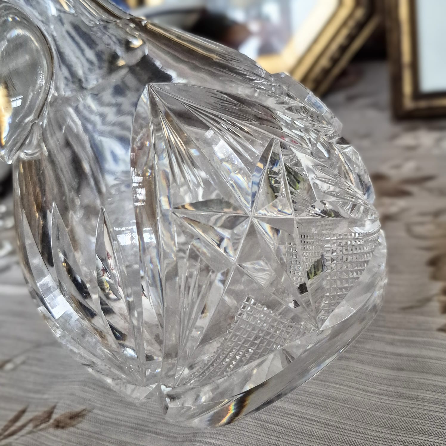 Incrível licoreira com alça em cristal de chumbo tcheco anos 50, pesado, translúcido,  com lapidações dedão e pinwheel. 
