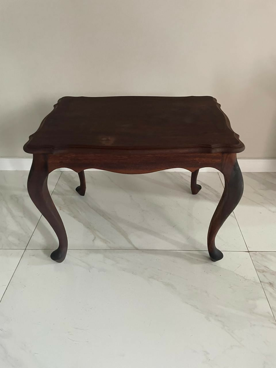 Mesa de canto / centro retangular em madeira, chippendale