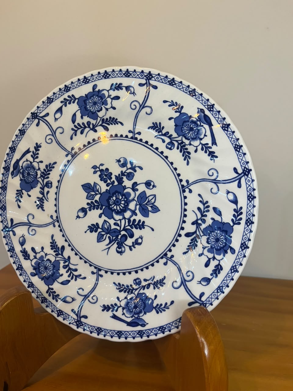 Prato Decorativo em Porcelana Azul e Branco com motivos florais 