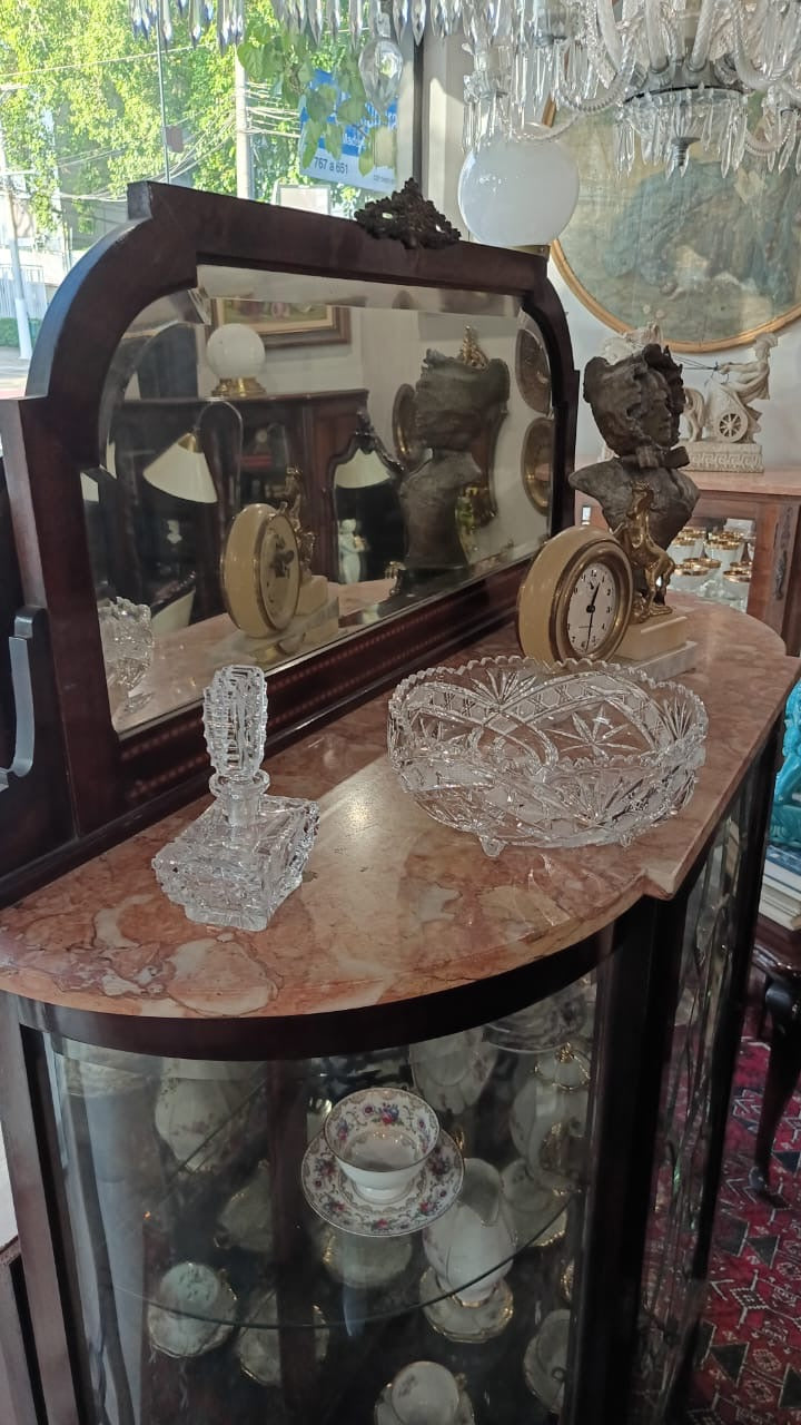Cristaleira Clássica em Madeira com Espelho e Porta de Vidro Decorativos