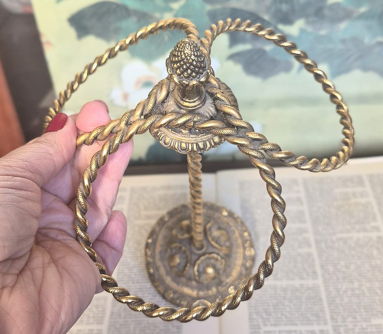 Porta toalhas, muito lindo e vintage, para lavabo, em bronze maciço e latão.  Inteiro trabalhado e espiralado,  possui na base decoração de conchas.