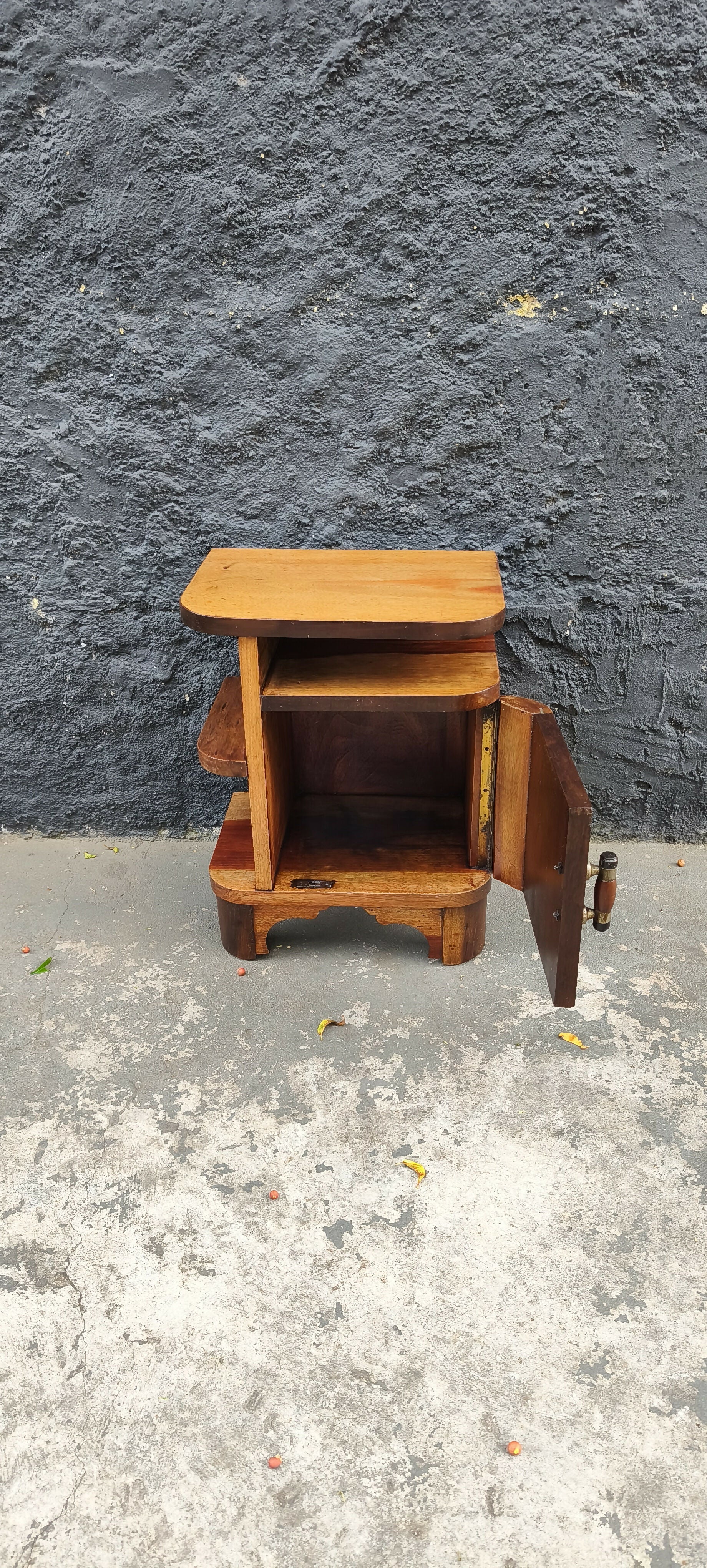 Mesa de cabeceira com portinha (restaurada) 