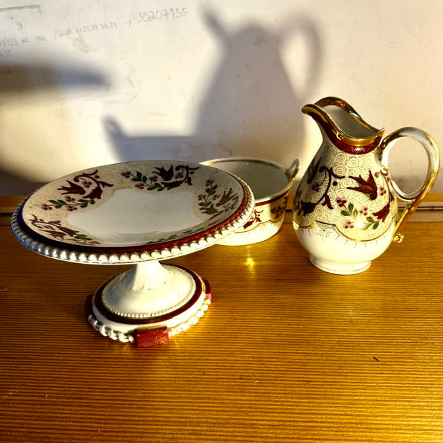 Rarissimo Conjunto com 3 peças em Porcelana Vintage anos 50 com detalhes dourados (Fruteira, Tigela e Leiteira)                                                                                                