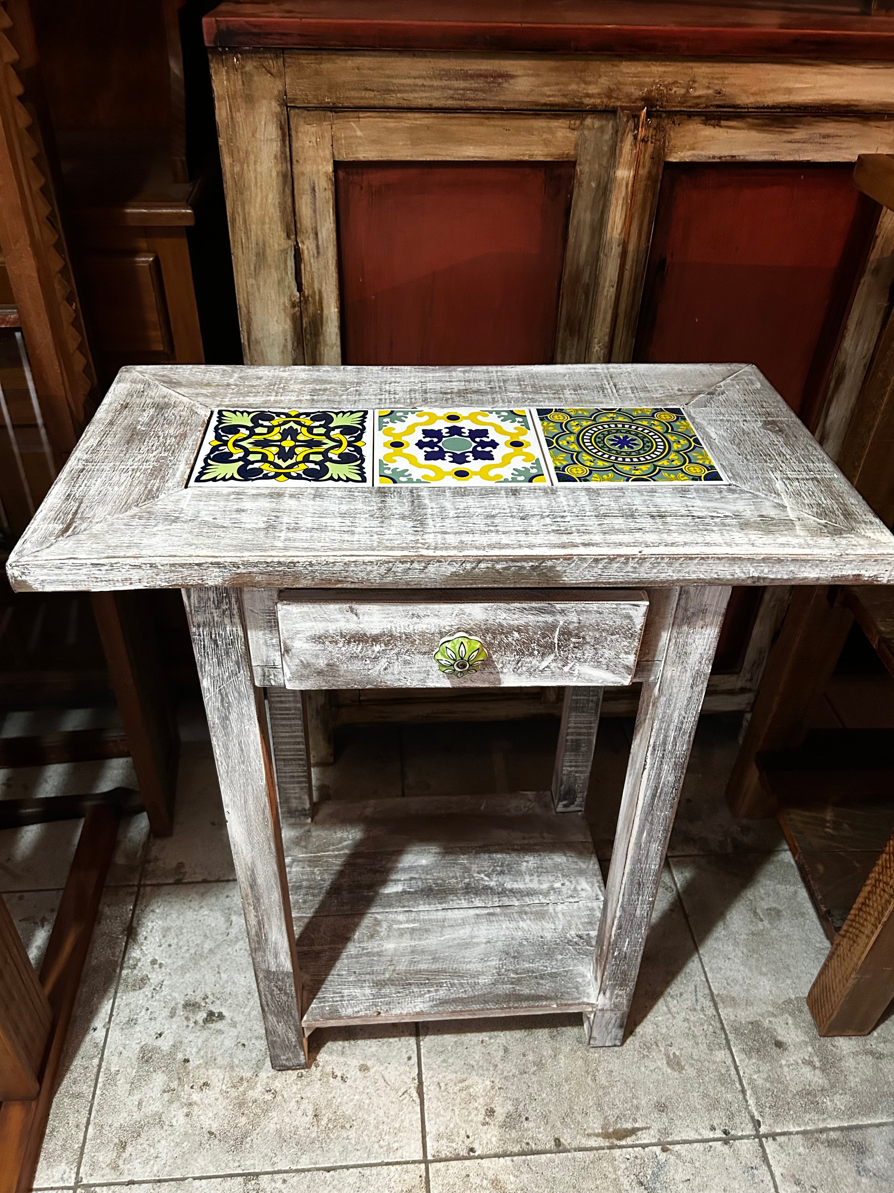 Aparador em azulejos vintage, acabamento patina branca.