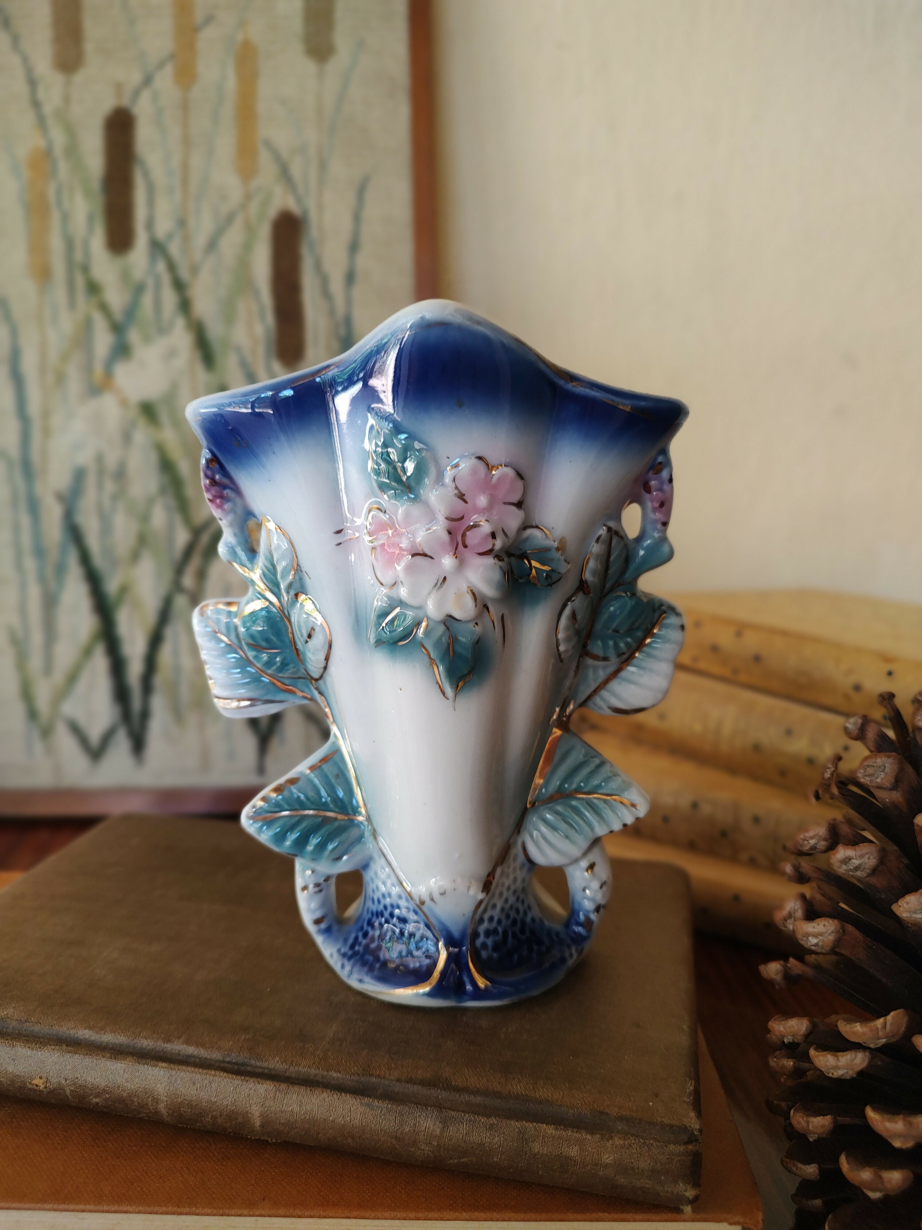 Antiga floreira / vaso em porcelana com detalhes dourados