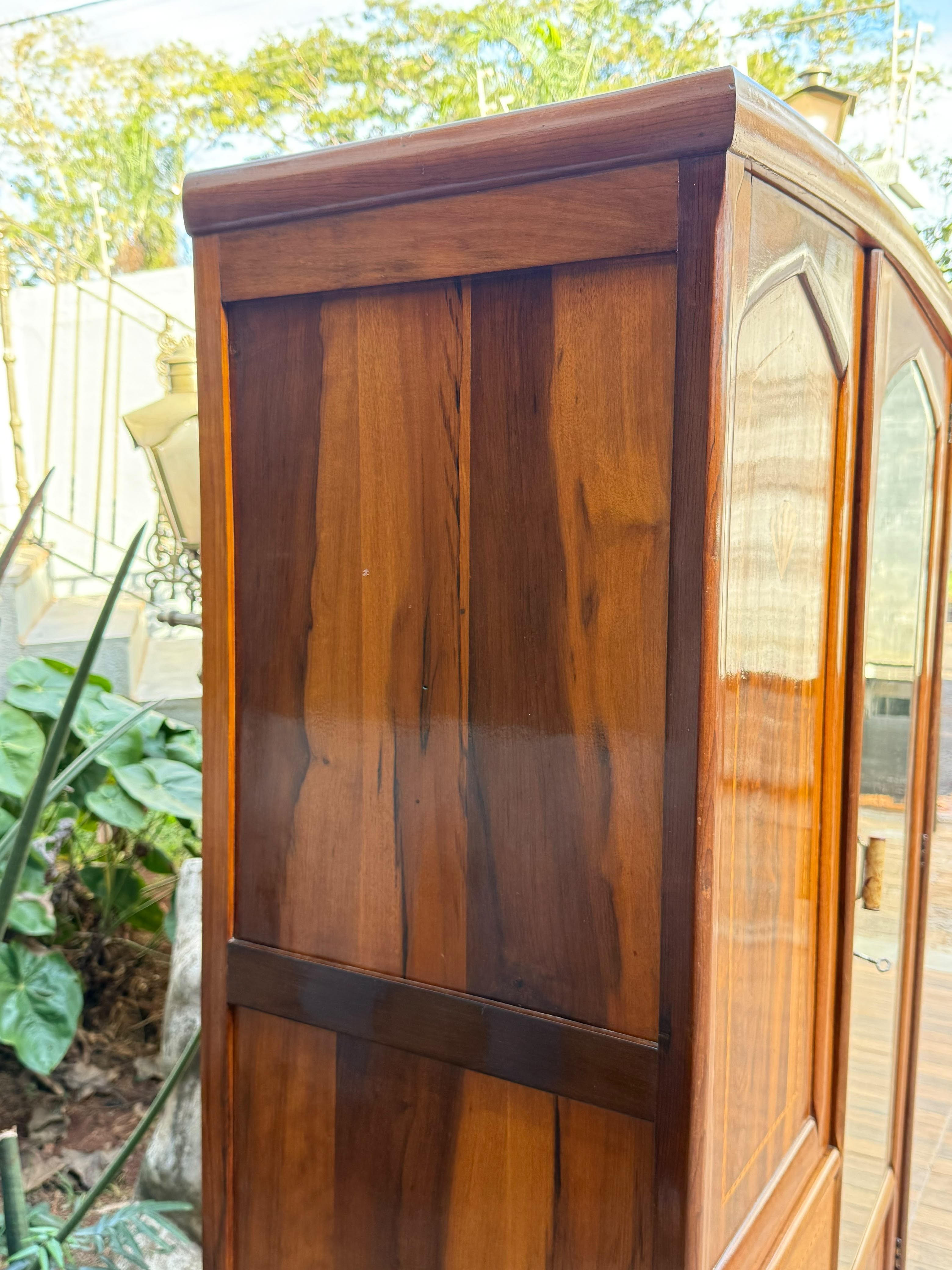 Roupeiro / Guarda roupa Antigo em Jacarandá com Marchetaria e espelho 