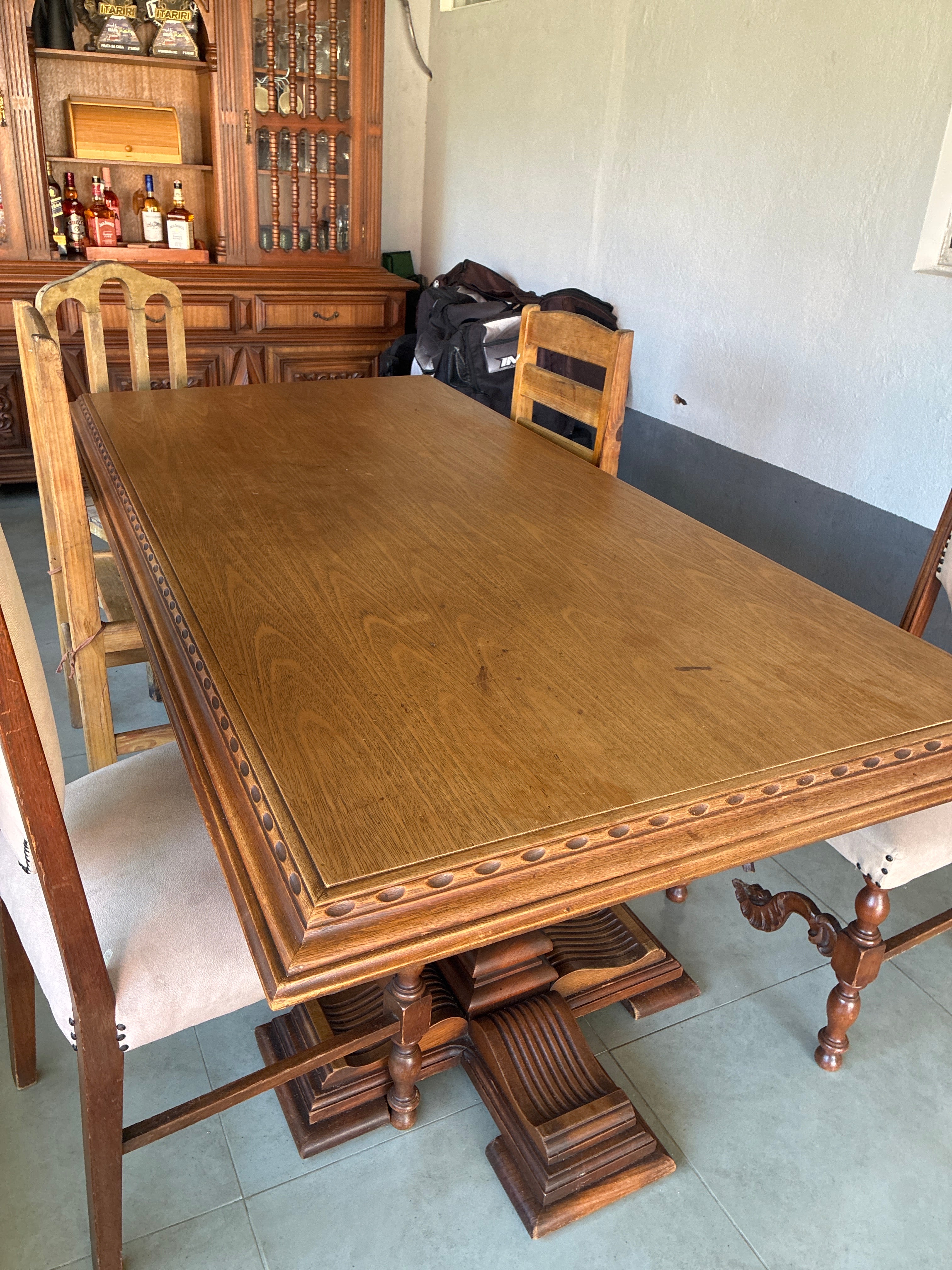 Mesa de jantar Retangular em madeira maciça com pés entalhados 