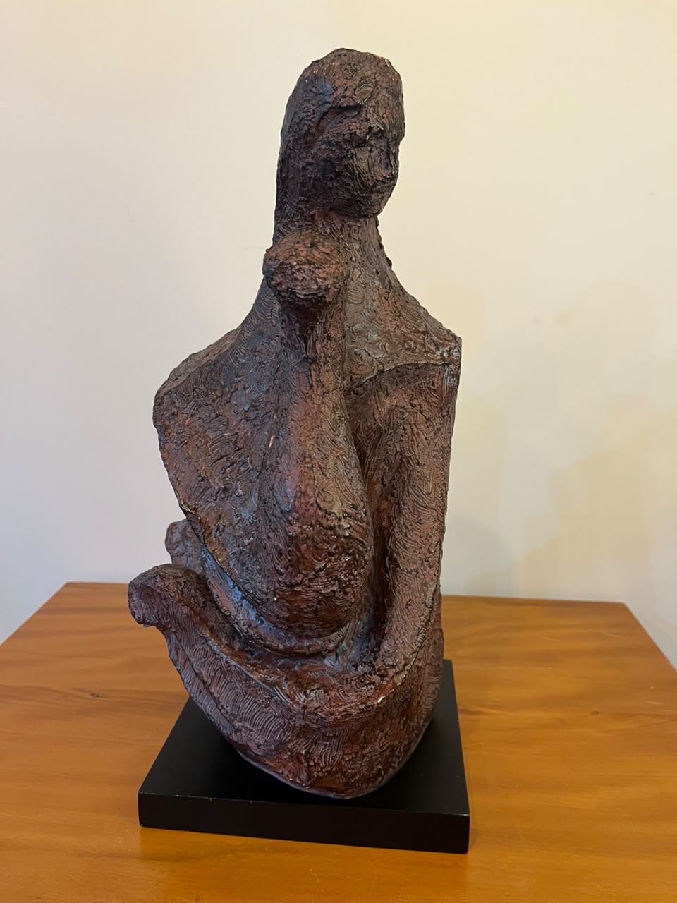 Escultura figurativa abstrata – 40 cm