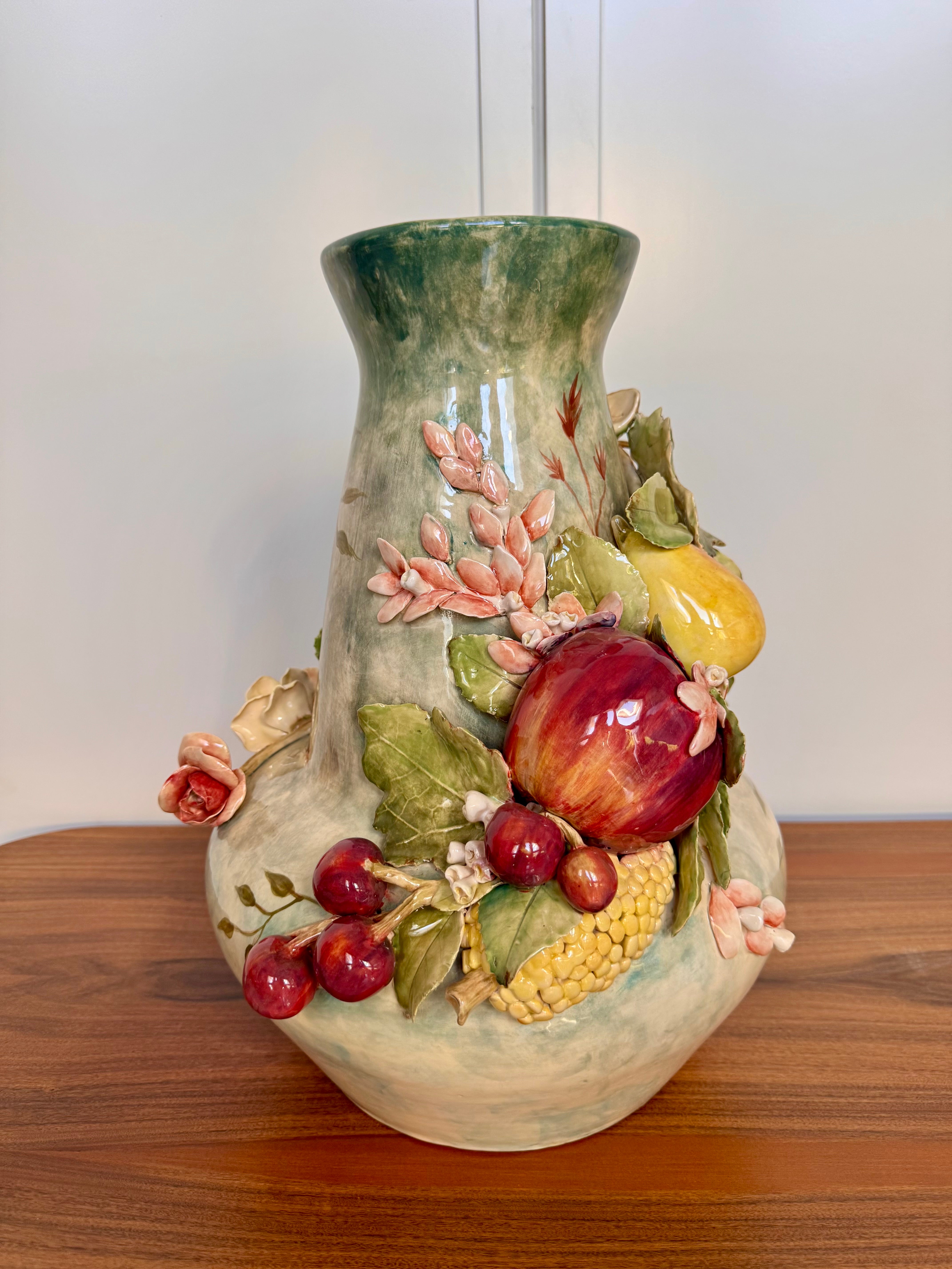 Vaso cerâmico estilo floral com frutas da marca Zanatta.