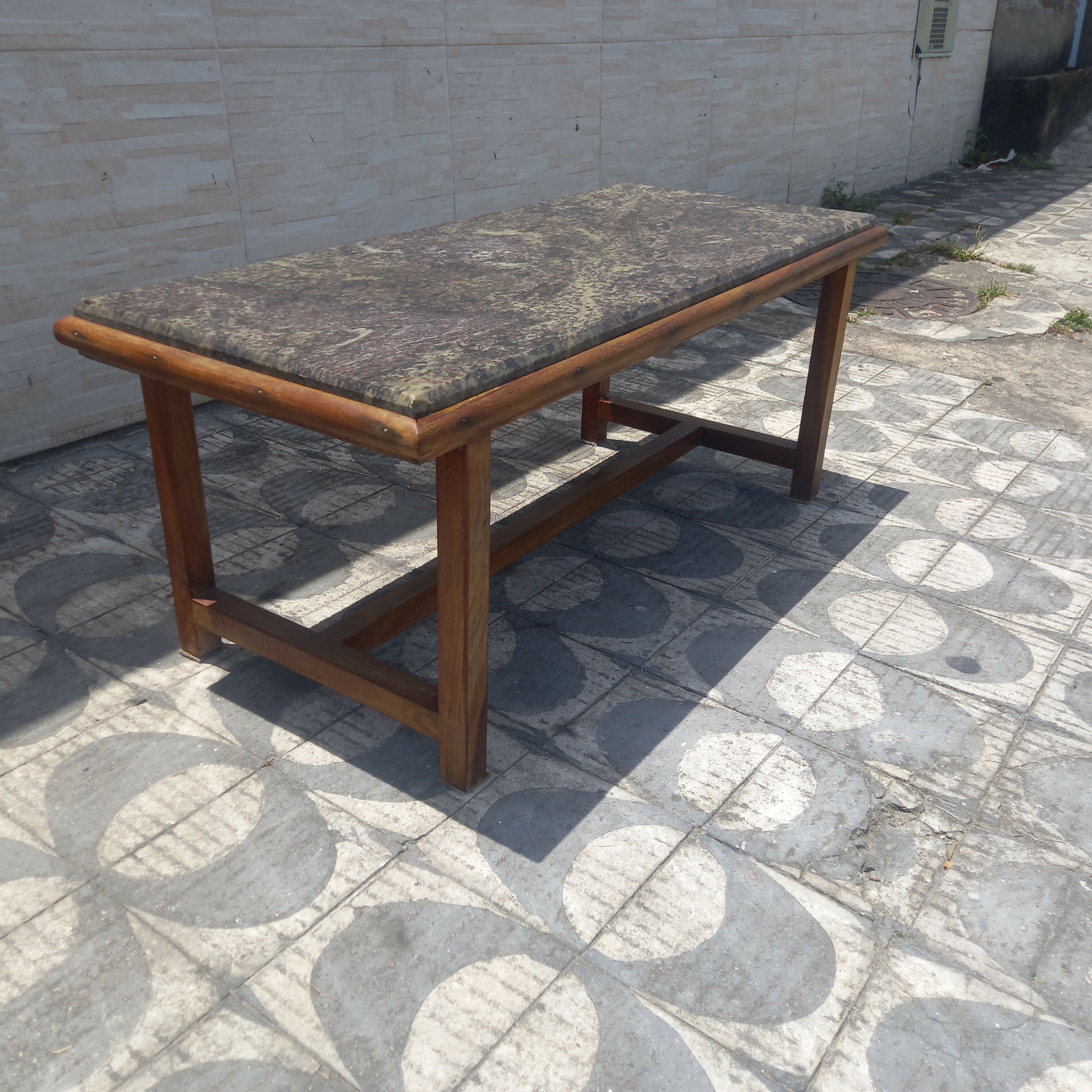 Mesa de centro em madeira com tampo de mármore