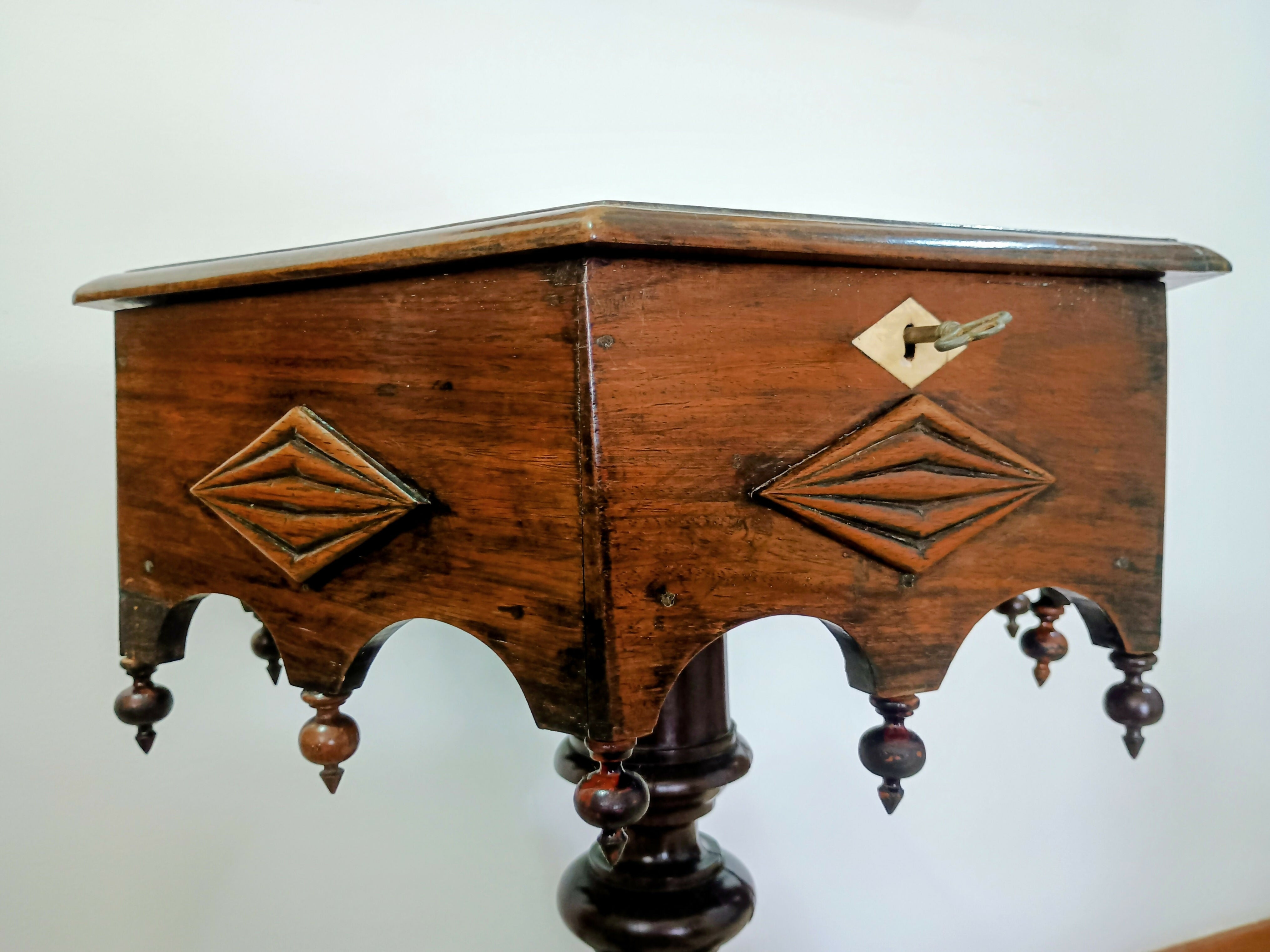 Mesa / Caixa imperial em jacarandá maciço