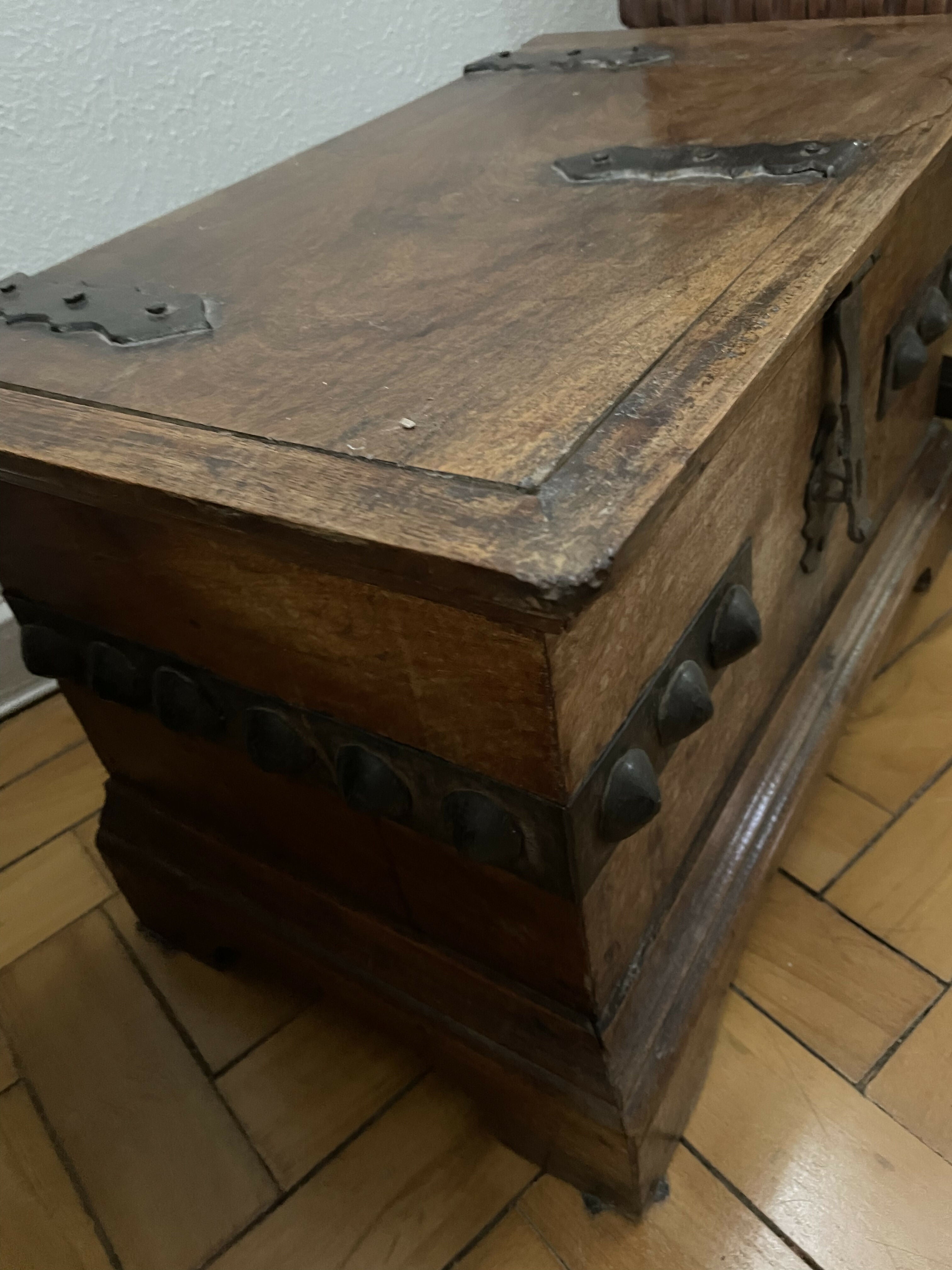 Baú antigo em madeira nobre