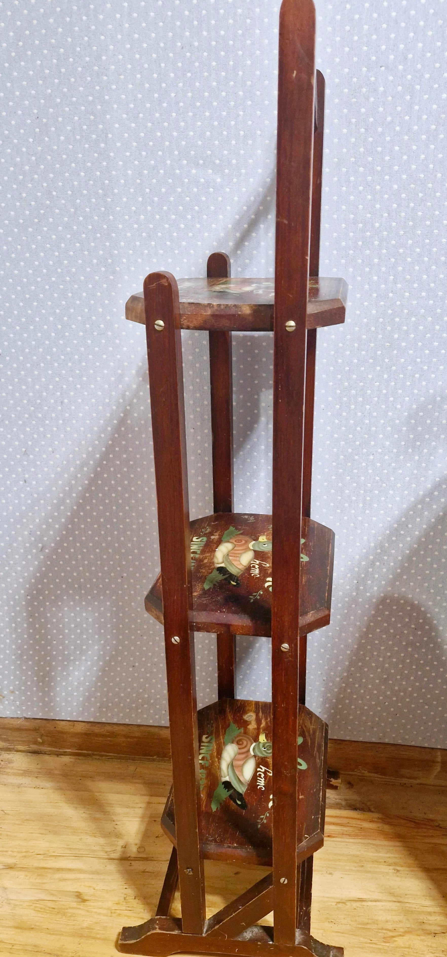 Linda estante articulável vintage em madeira com pintura de pato 