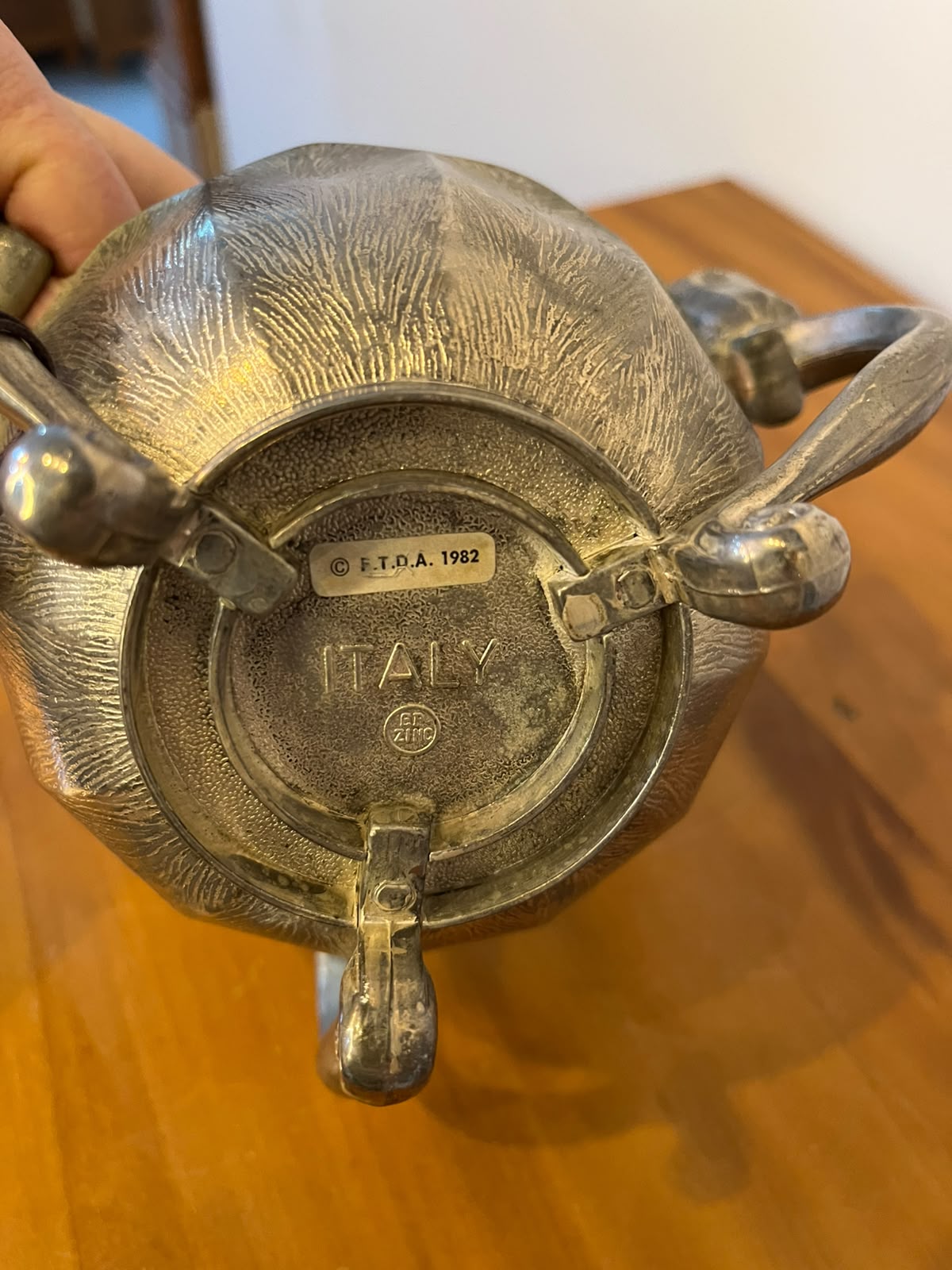 Centro de mesa redondo com castiçal italiano em metal prateado – F.T.D.A. 1982 – 3 velas
