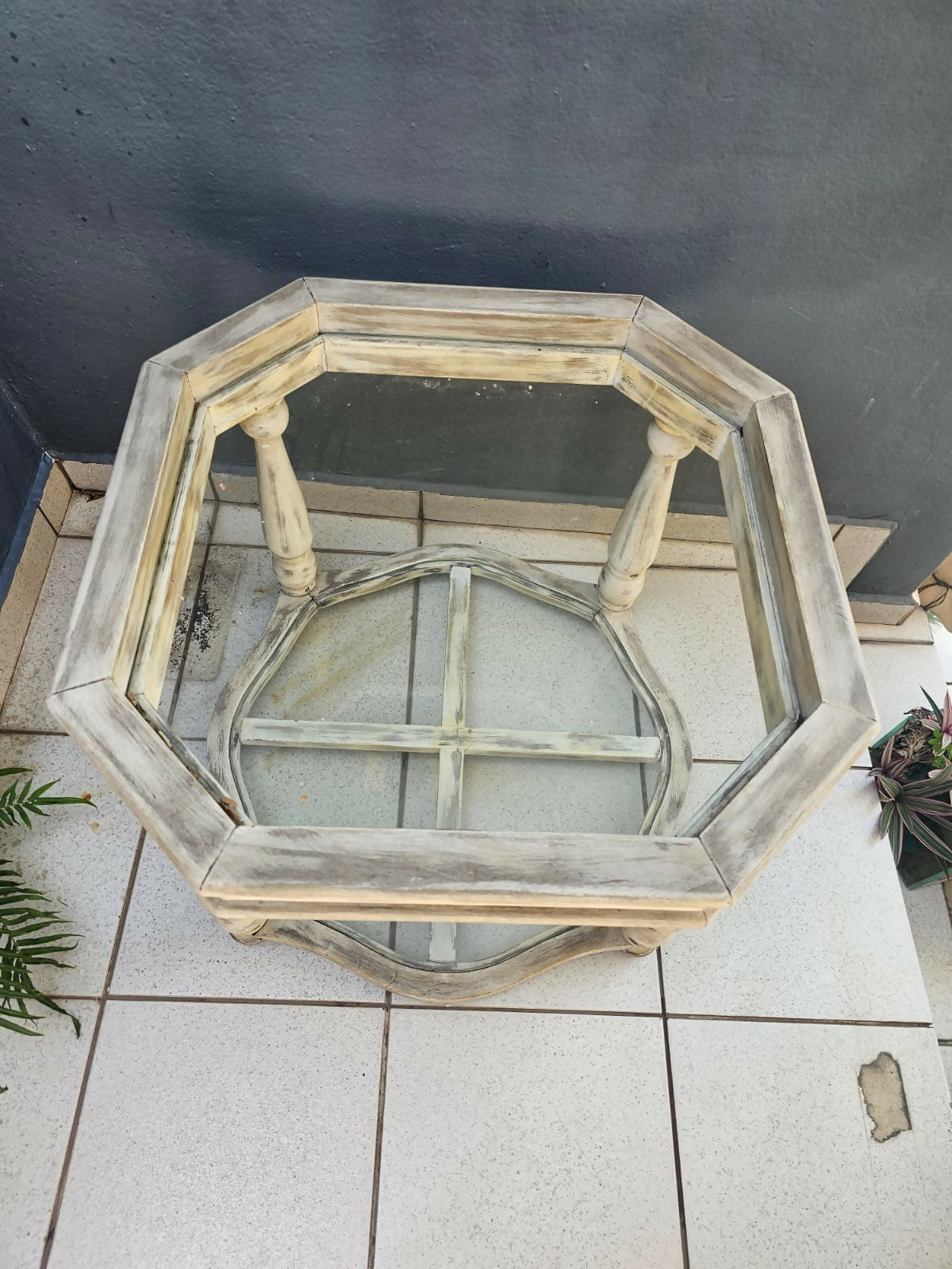 Mesa octogonal em pátina em madeira macica e vidro bisotê