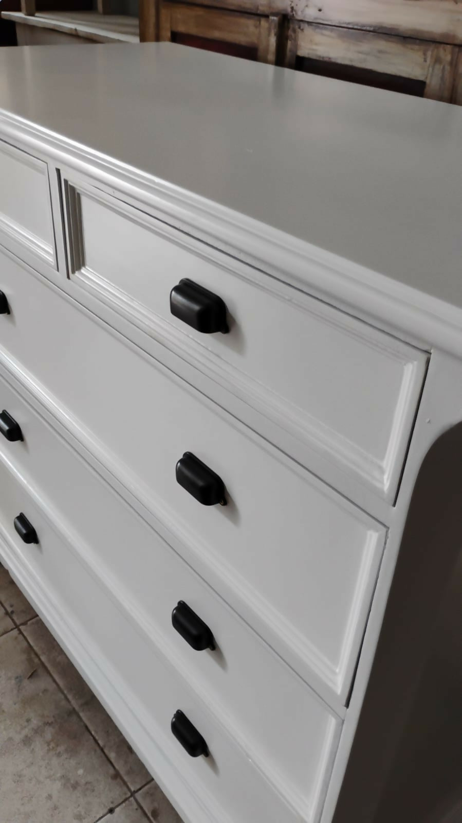 Cômoda anos 70 restaurada e laqueada em branco