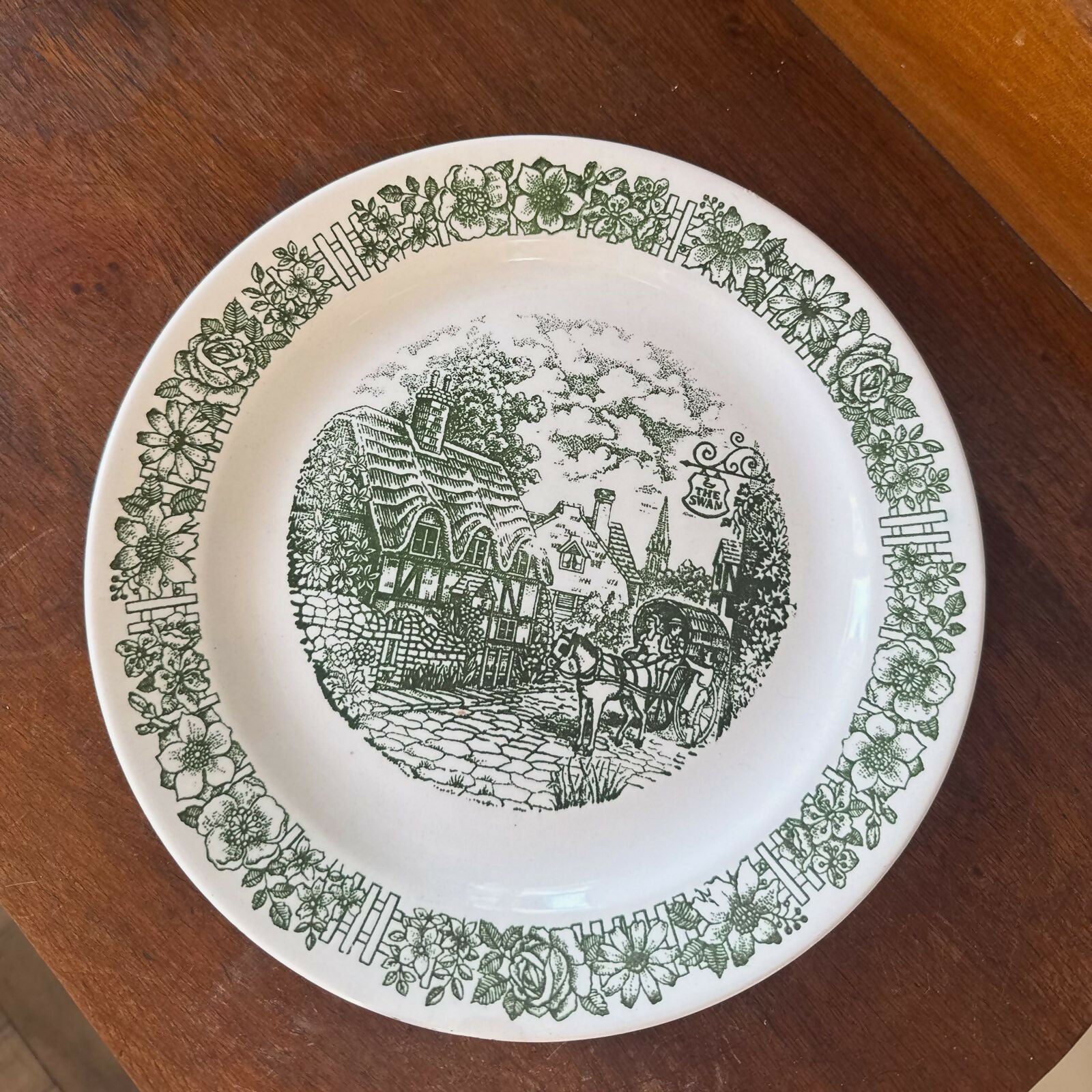 Raro Prato Raso Decorativo com belo floral e Cena Campestre