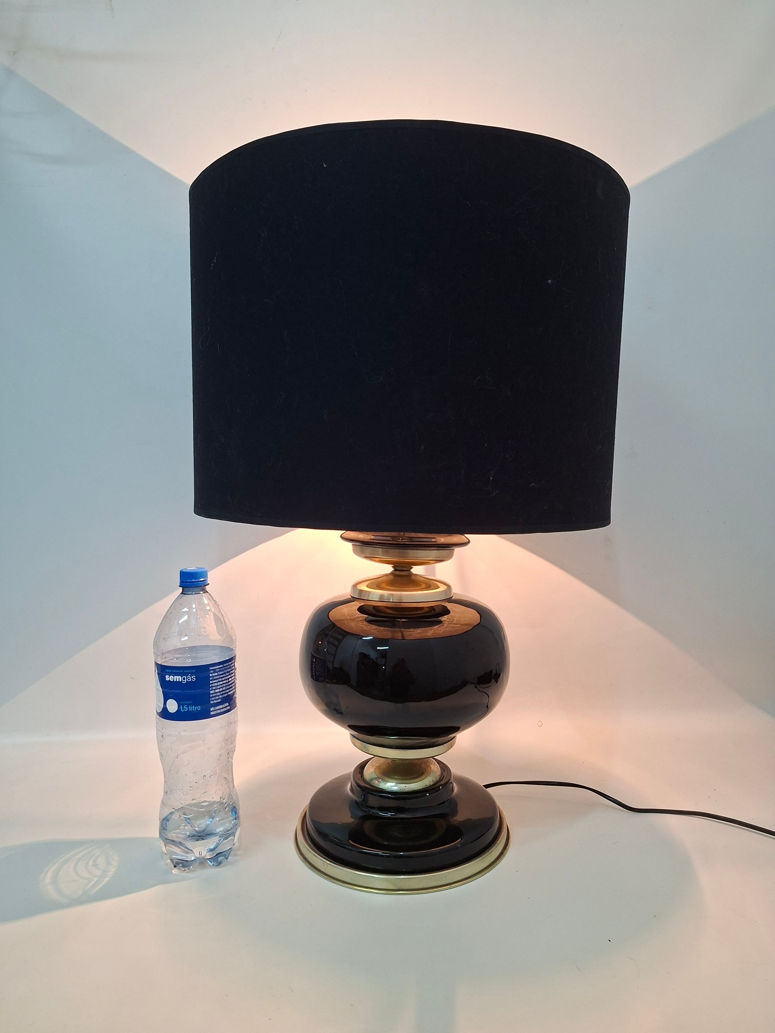 Luminária / Abajur Grande preto e dourado Cerâmica Tupy com cúpula cilíndrica escura 