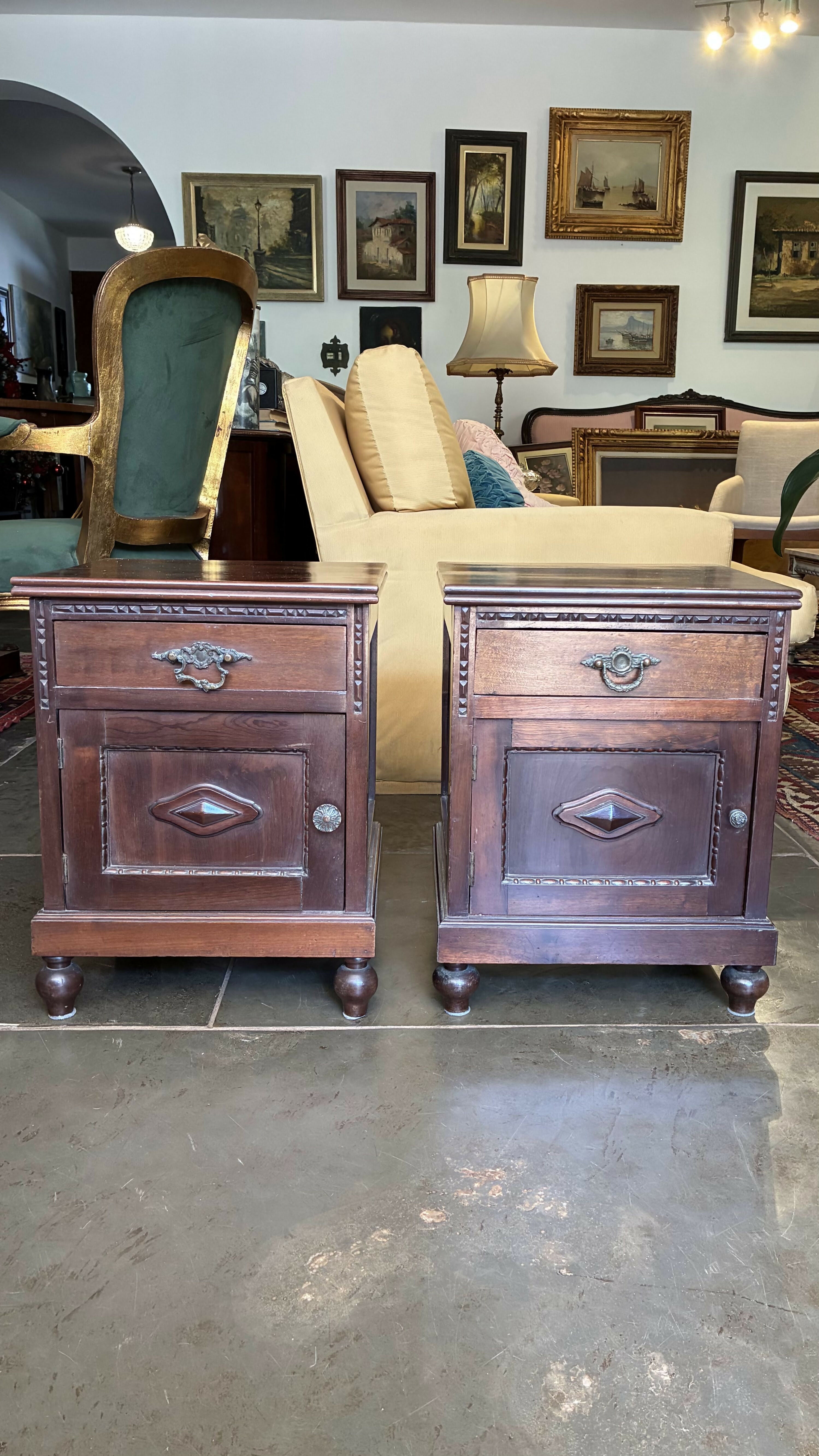 Mesinhas de Cabeceira Antigas em Madeira (valor unitário)