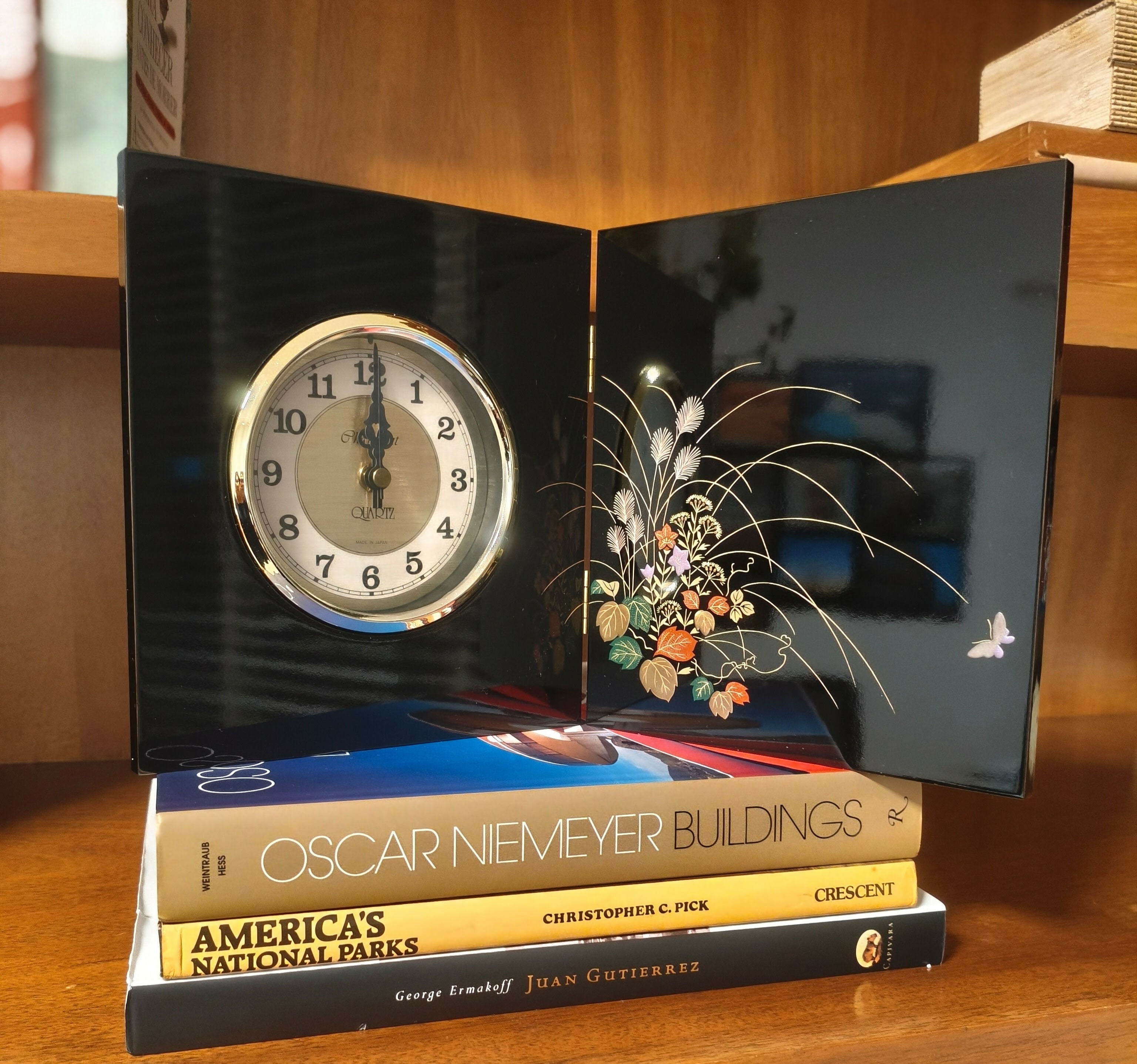 Relógio decorativo japonês em madeira laqueada