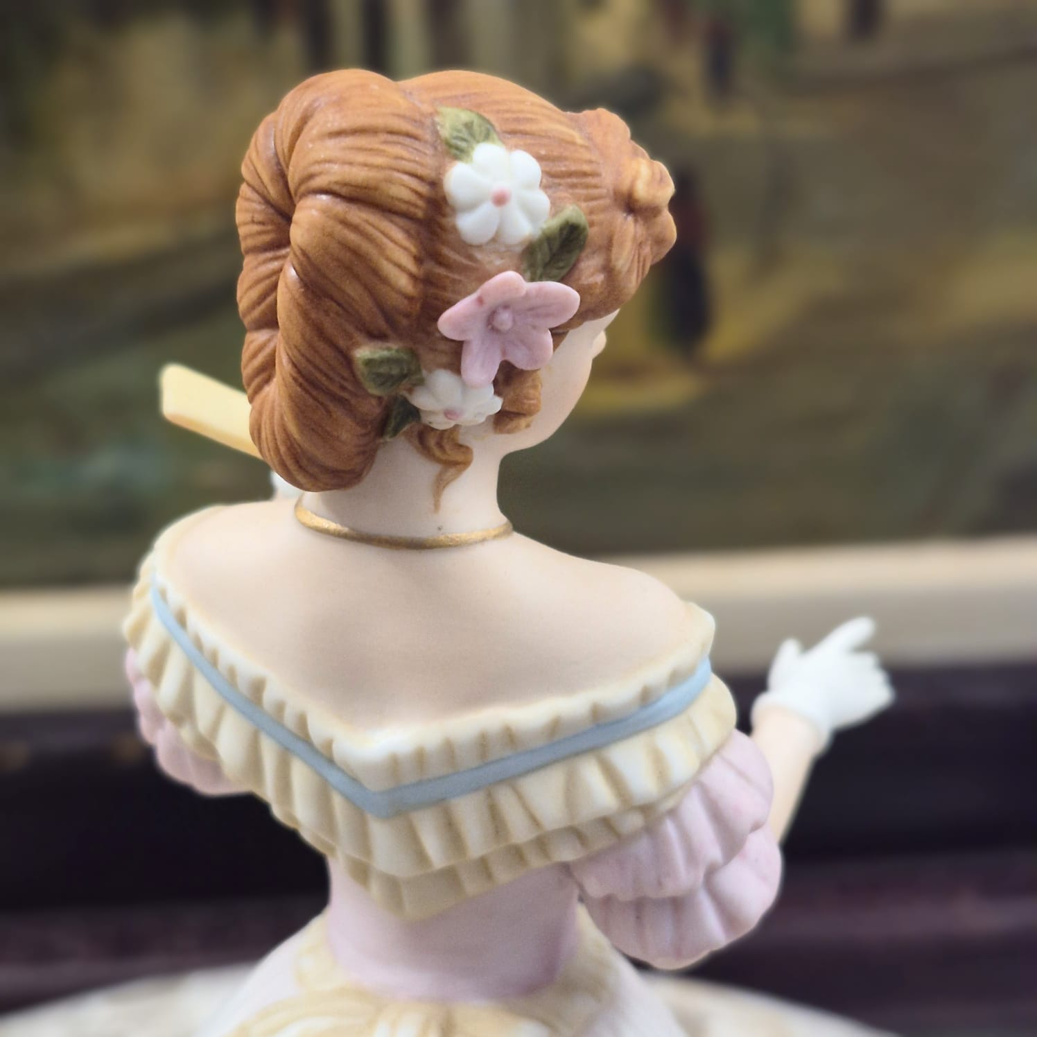 Escultura em porcelana (porcelana fina, texturizada com acabamento fosco do tipo biscuit) da clássica e linda " The Belle of the Ball" produzida pela estadounidense Lenox.