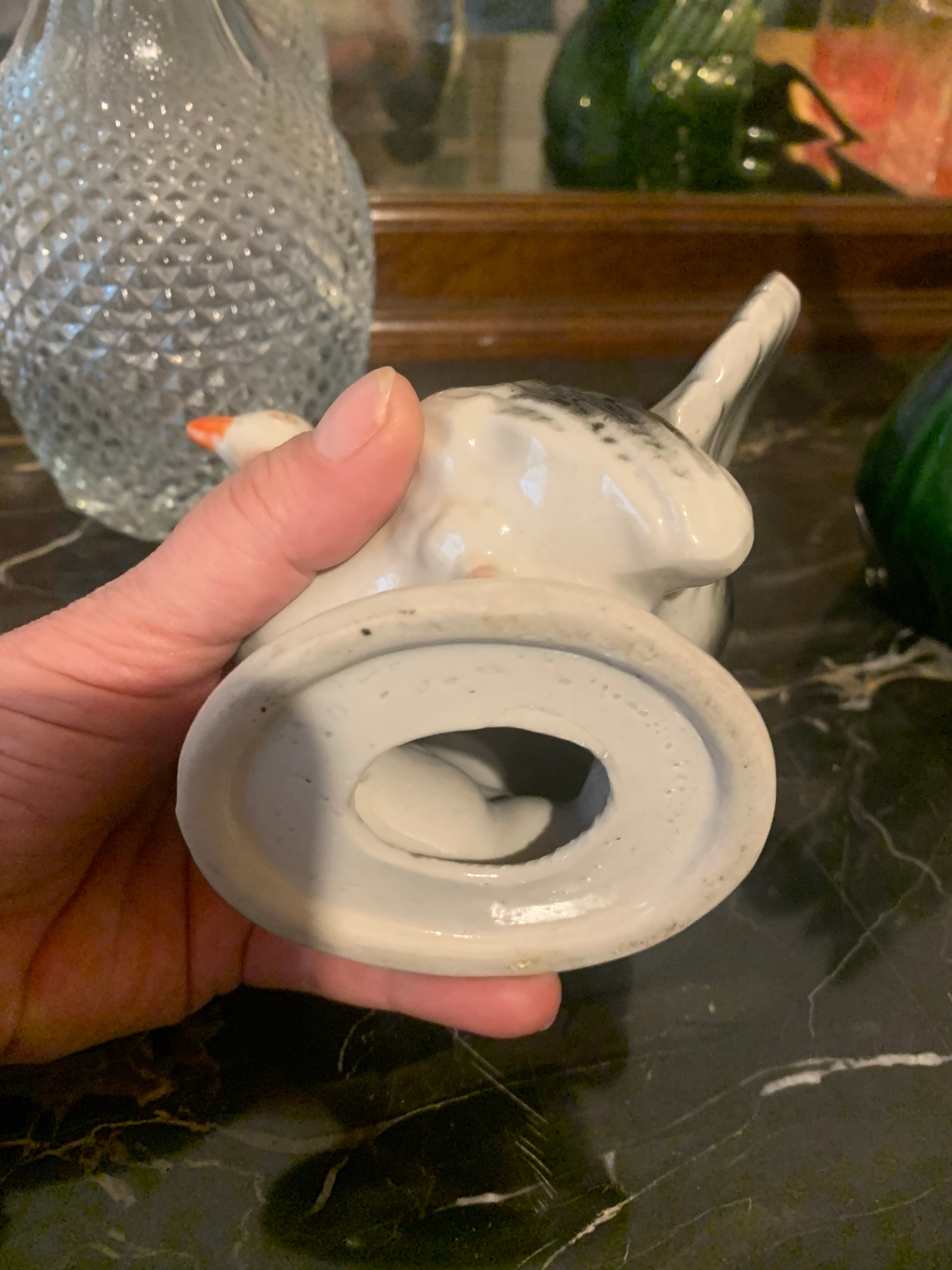 Diferente estatueta bibelot em porcelana Pavão