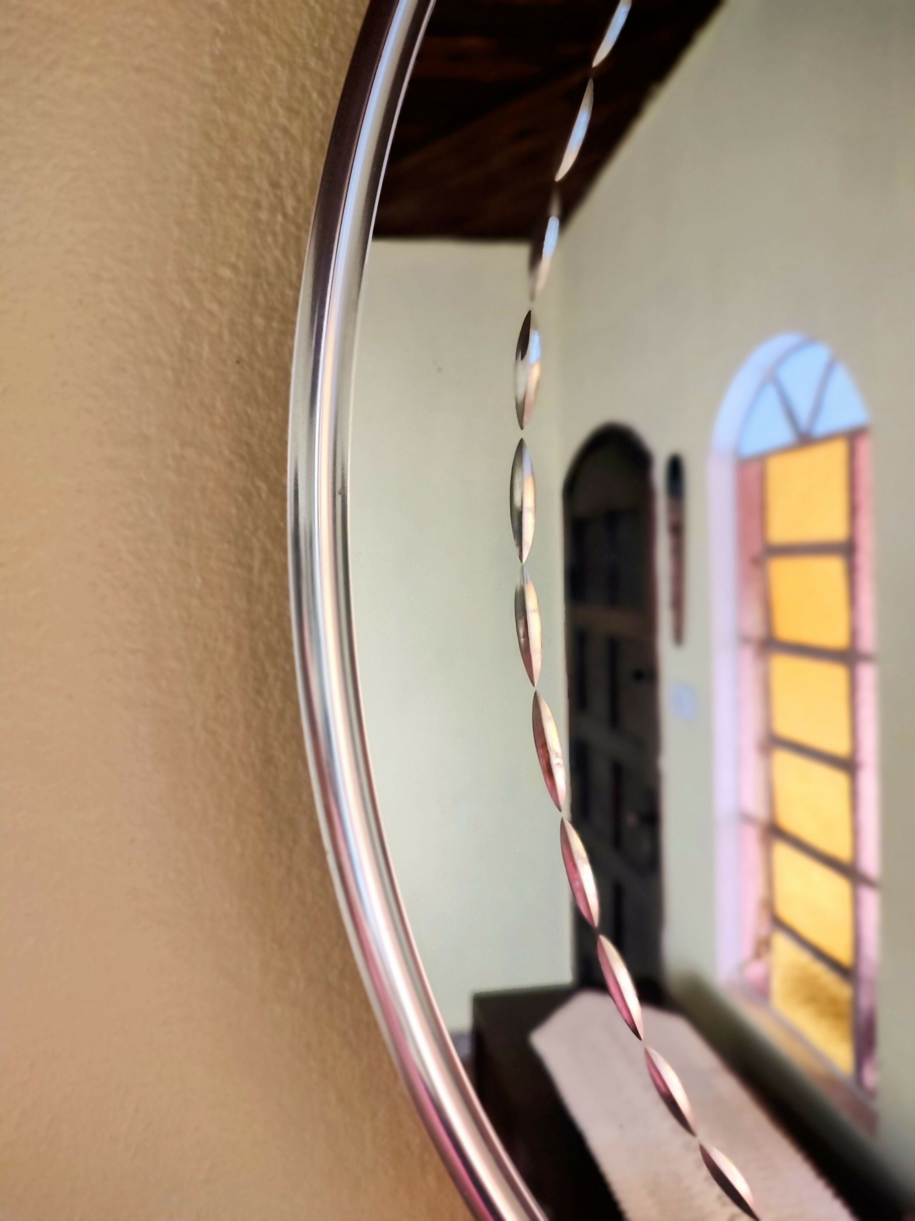 Raro Espelho Oval antigo em cristal lapidado com moldura em alumínio (60cm x 39cm)