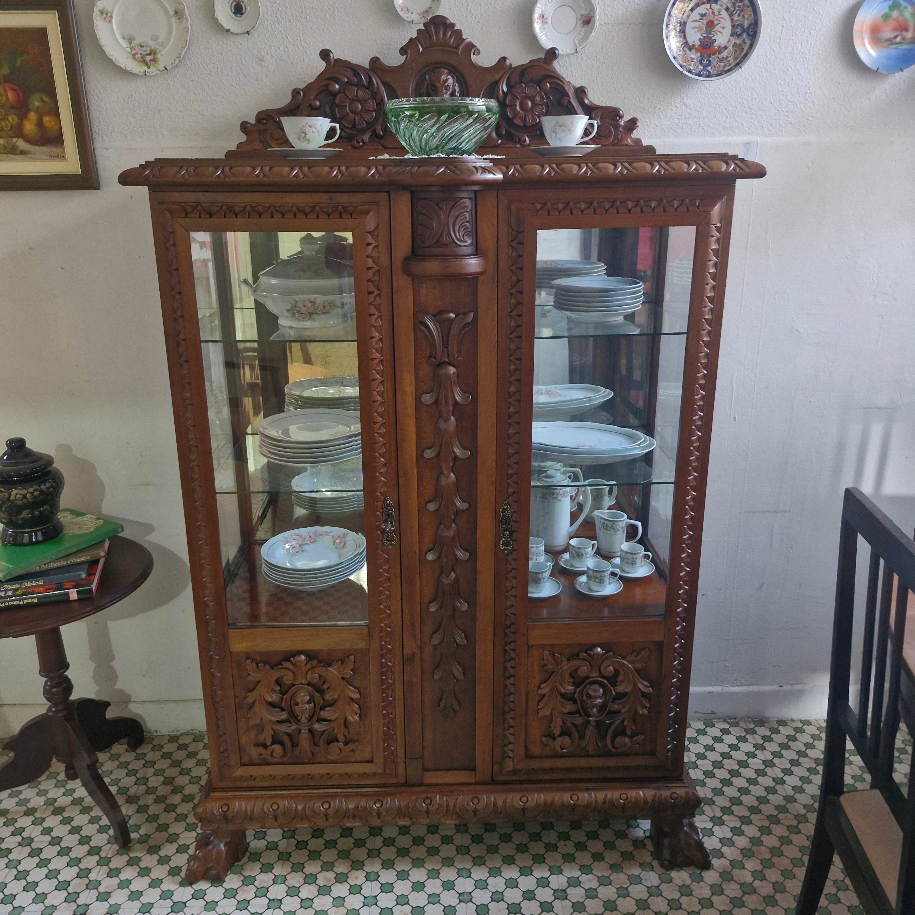 Maravilhosa Cristaleira estilo Renascença portuguesa, com ricos entalhes - restaurada 