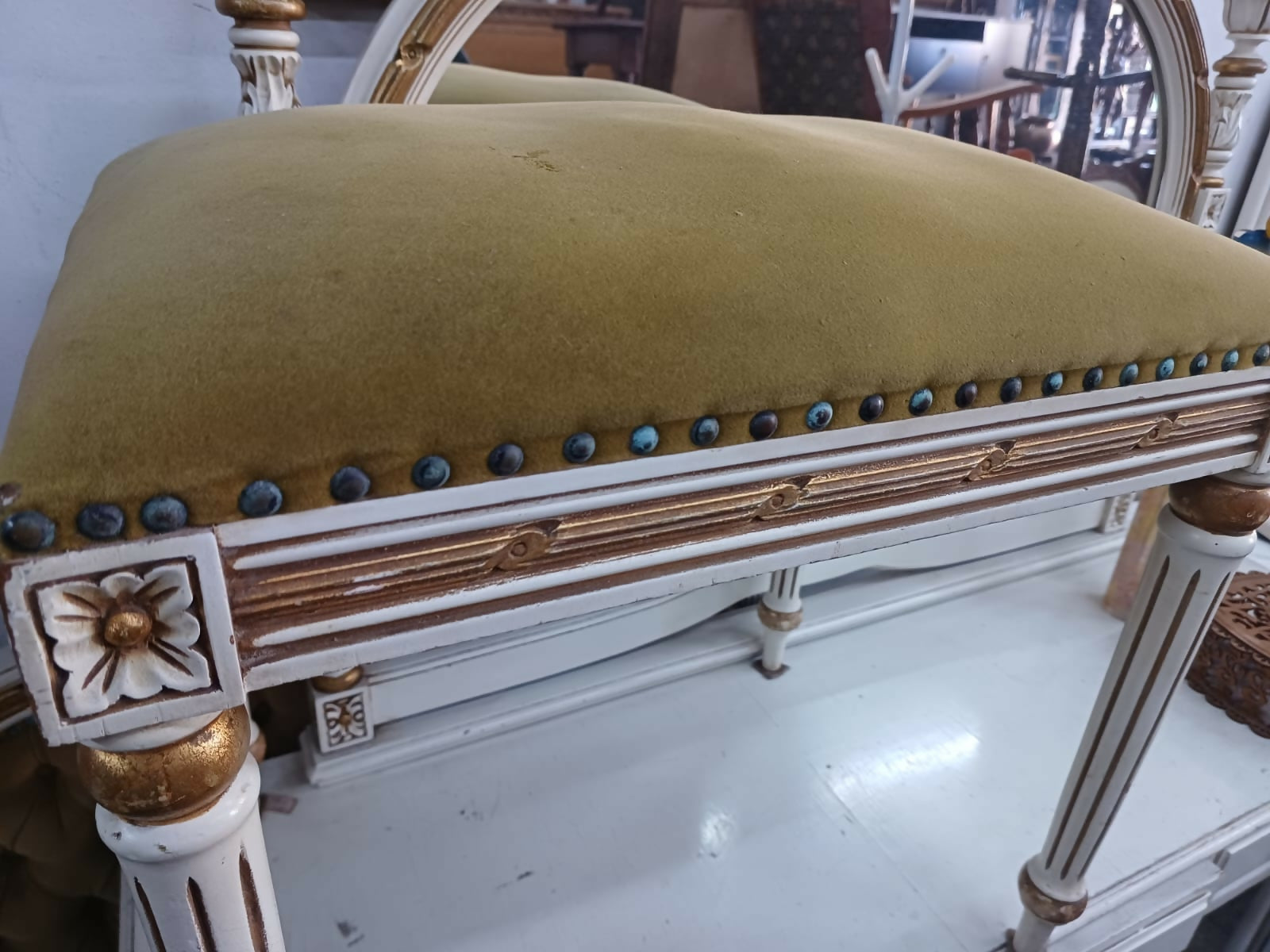 PENTEADEIRA ANTIGA COM BANQUETA EM BRANCO
