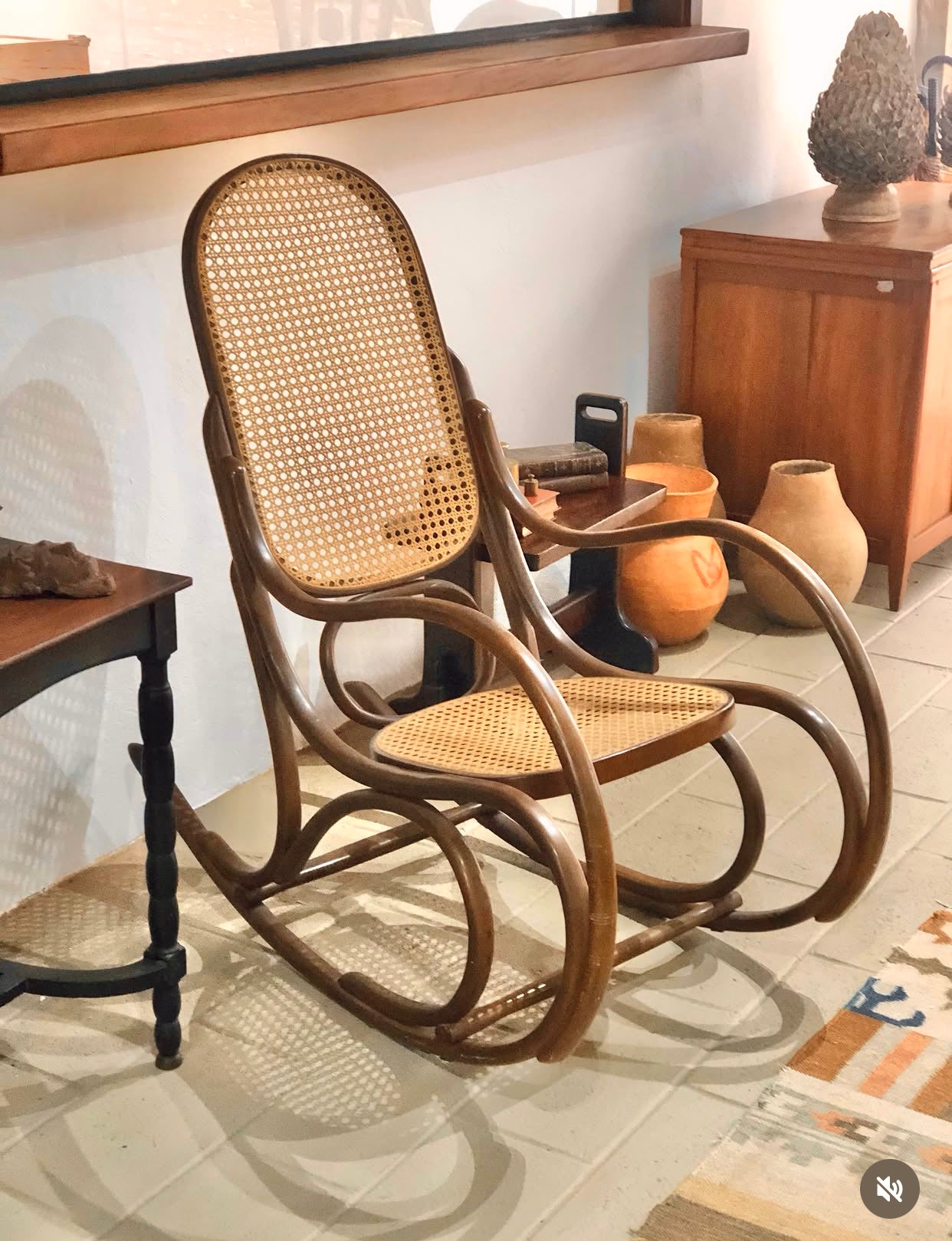 Cadeira de balanço Thonet com palhinha 