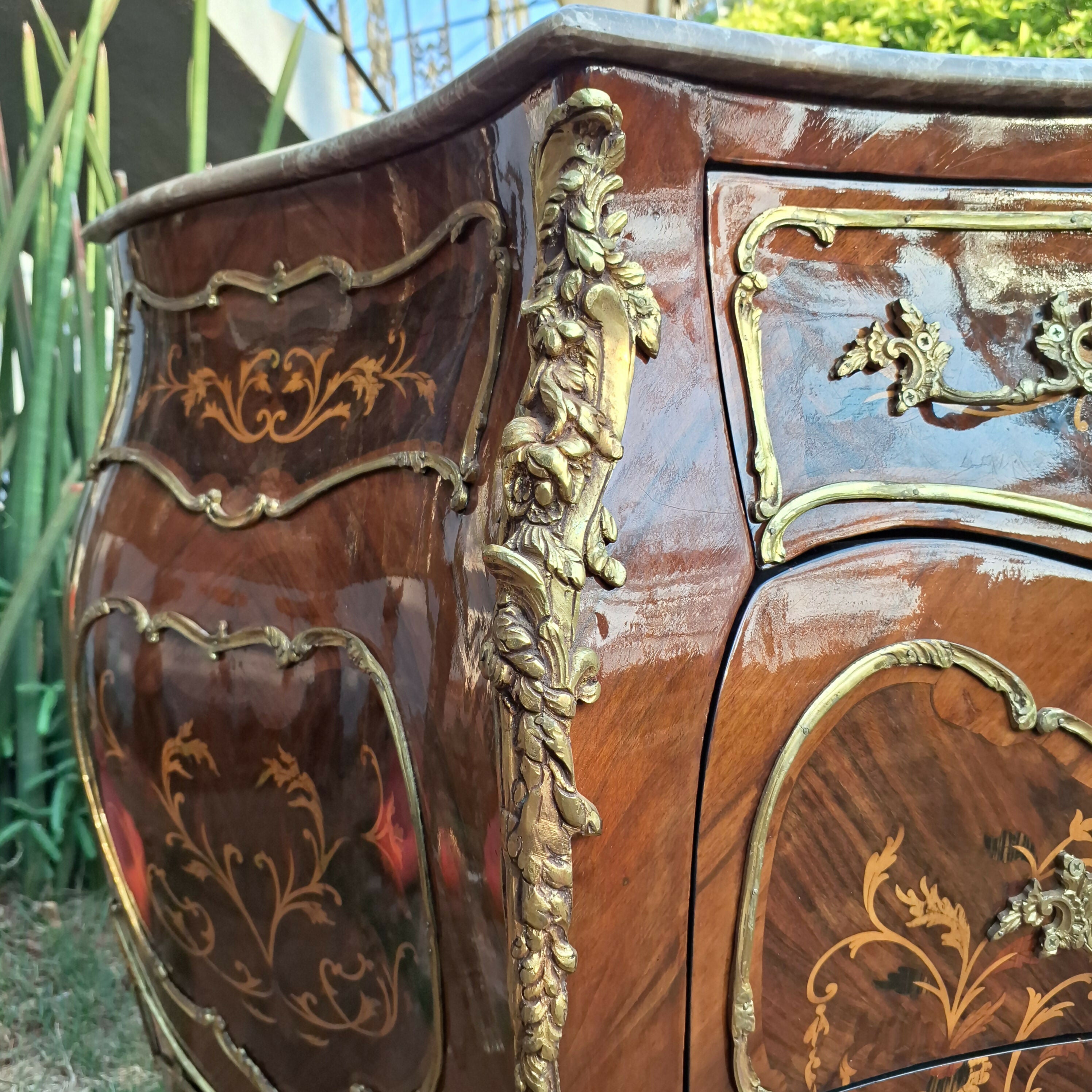 Cômoda Bombê em marchetaria e detalhes em bronze