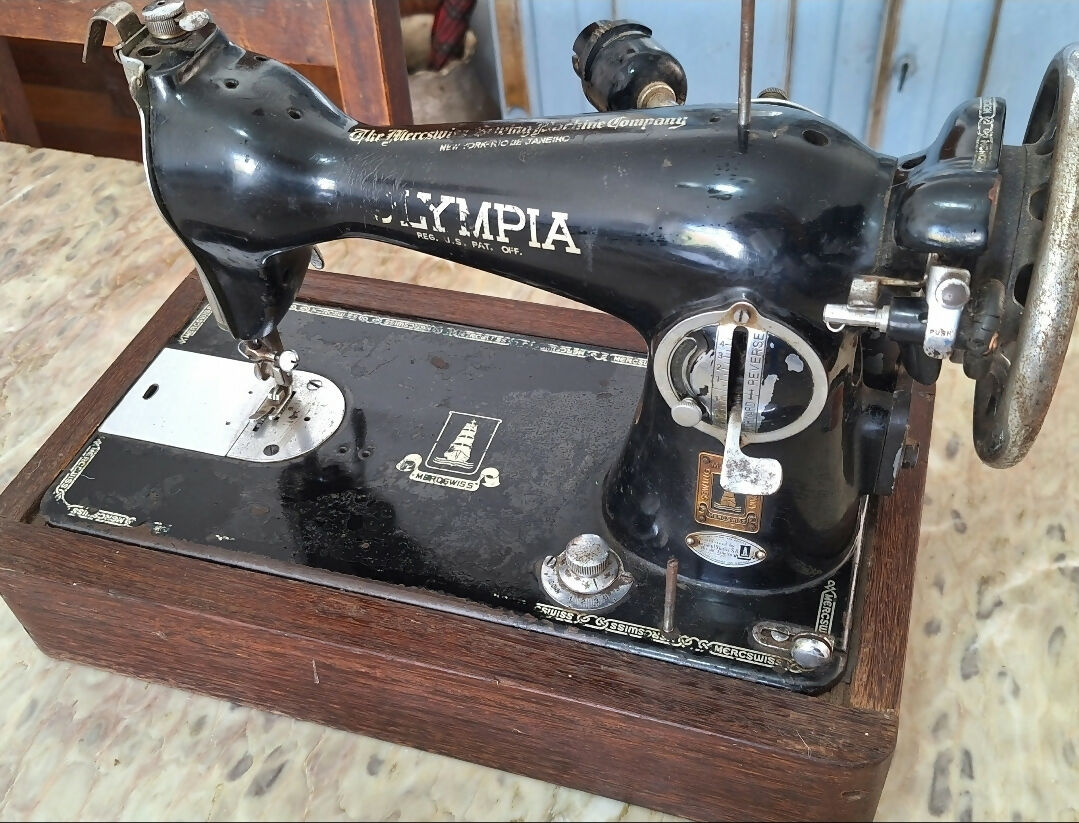 Máquina de Costura Antiga Olympia