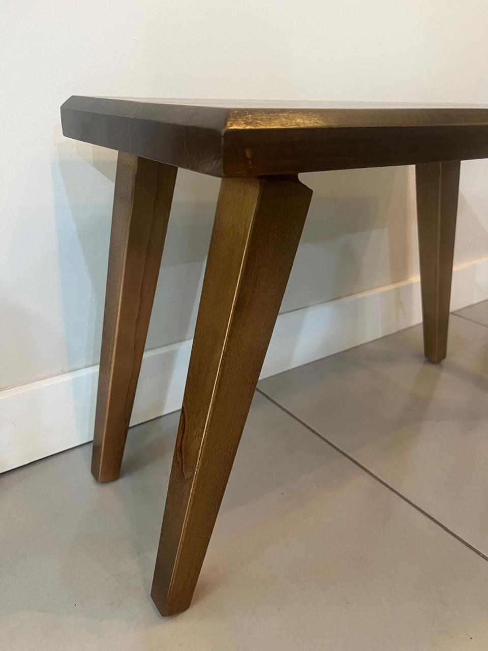 Mesinha lateral retangular em madeira de cedro com pés quadrados – 57 cm