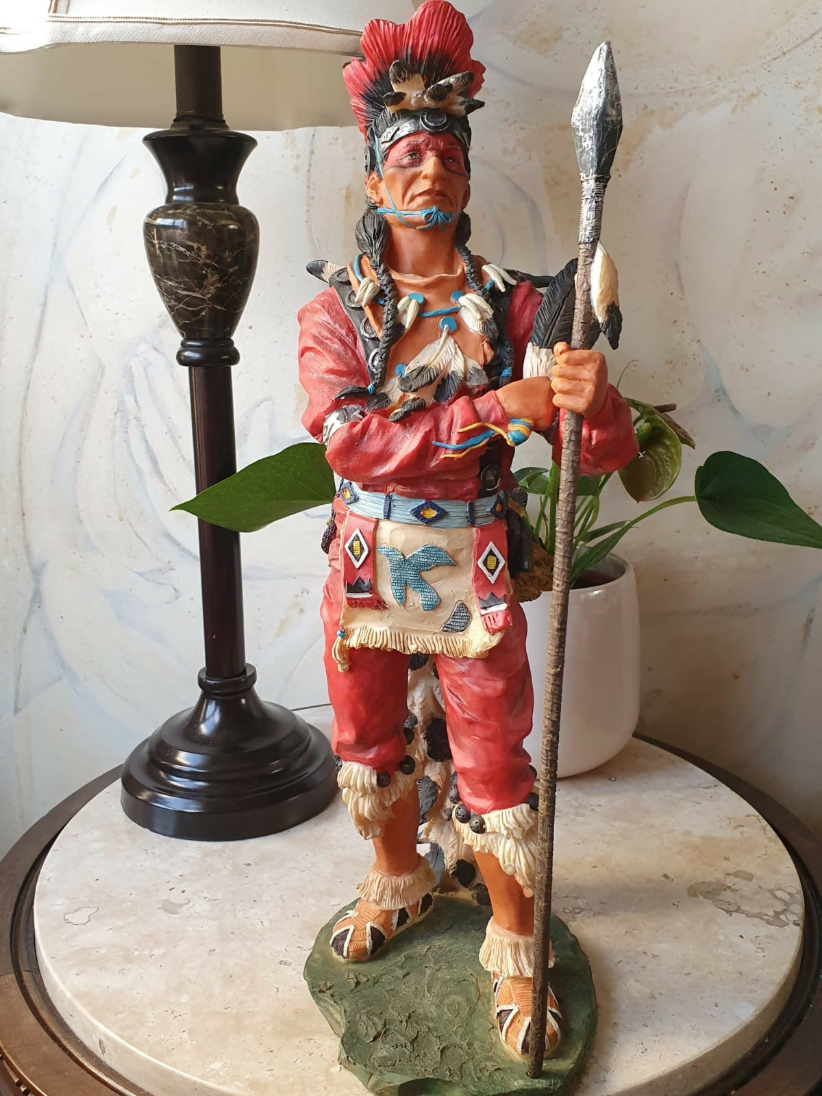 Escultura de índigena guerreiro norte americano em resina