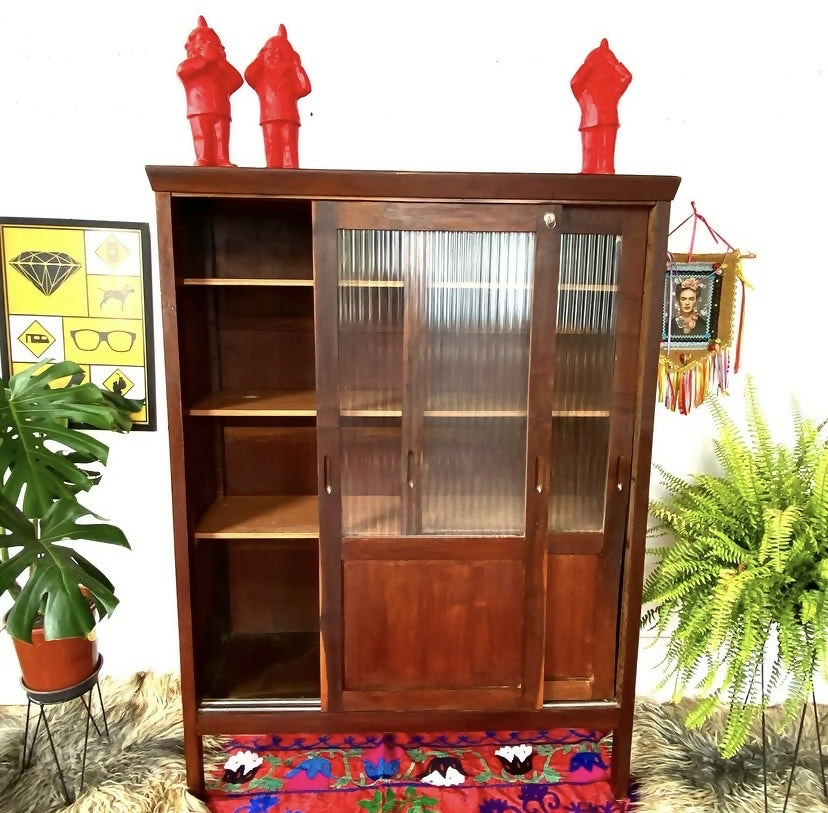 Livreiro vintage em Imbuia e vidro canelado