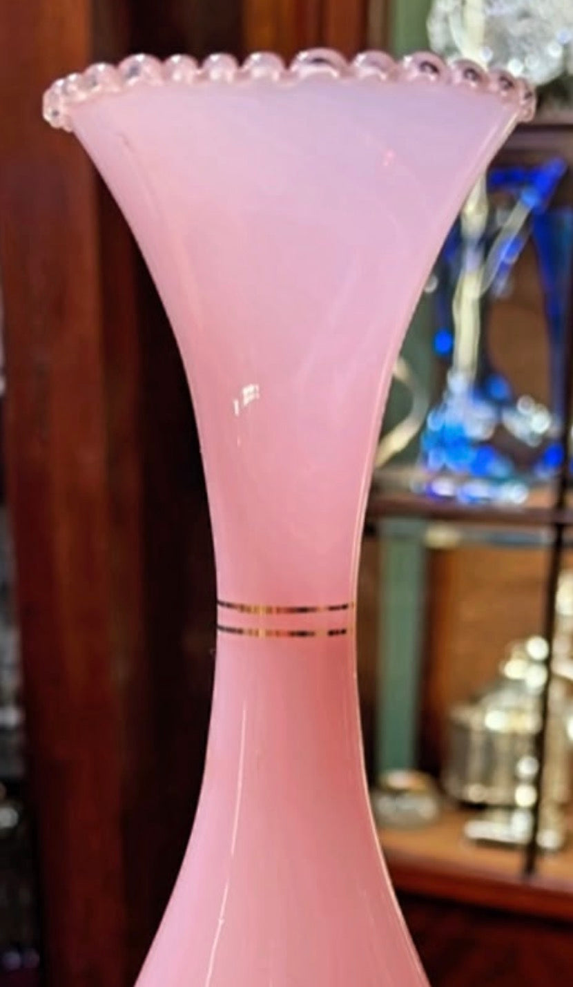 Vaso em Opalina Francesa Rosa com base branca 