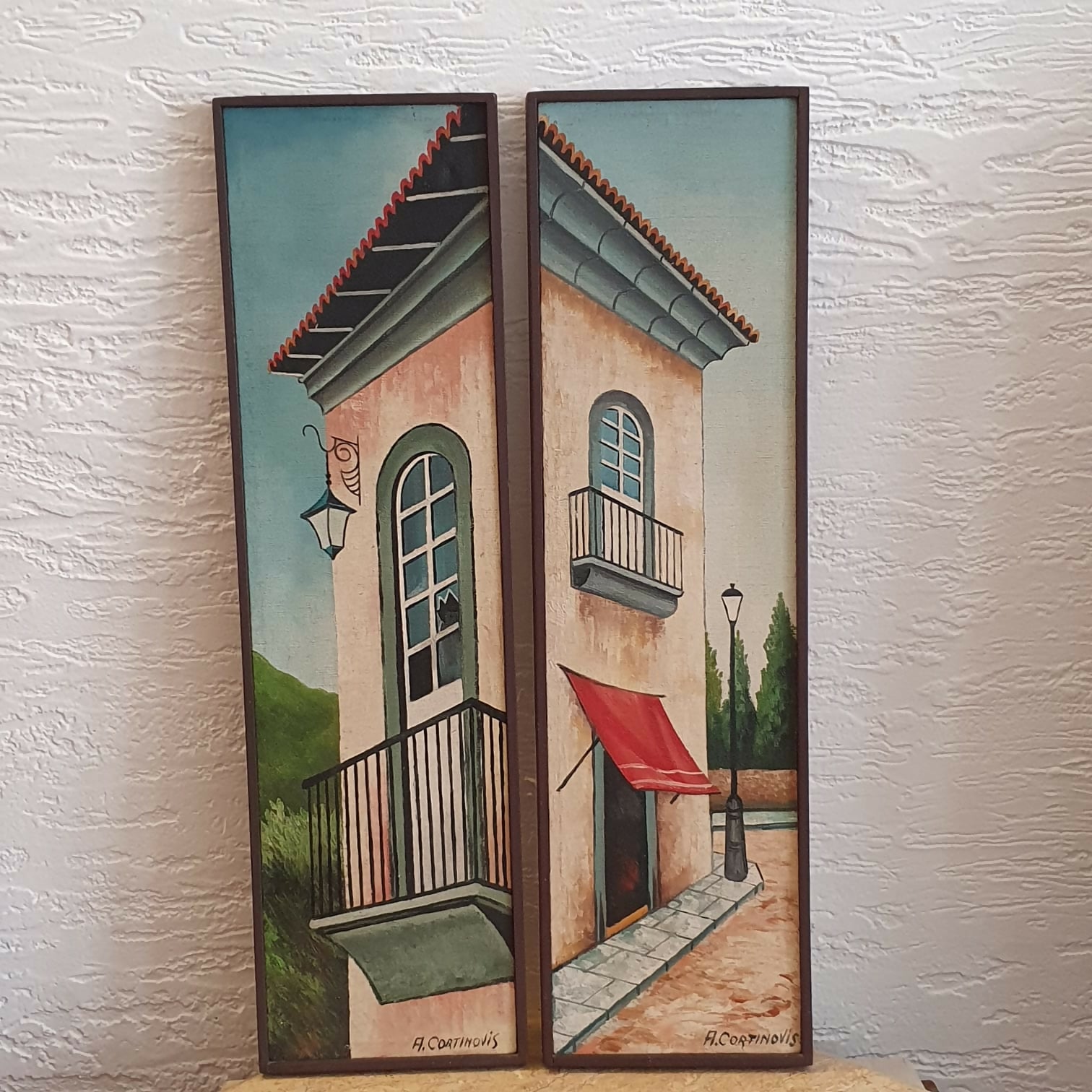 Par de quadros com pintura a óleo sobre tela, representando lindo casario. Perfeito estado!