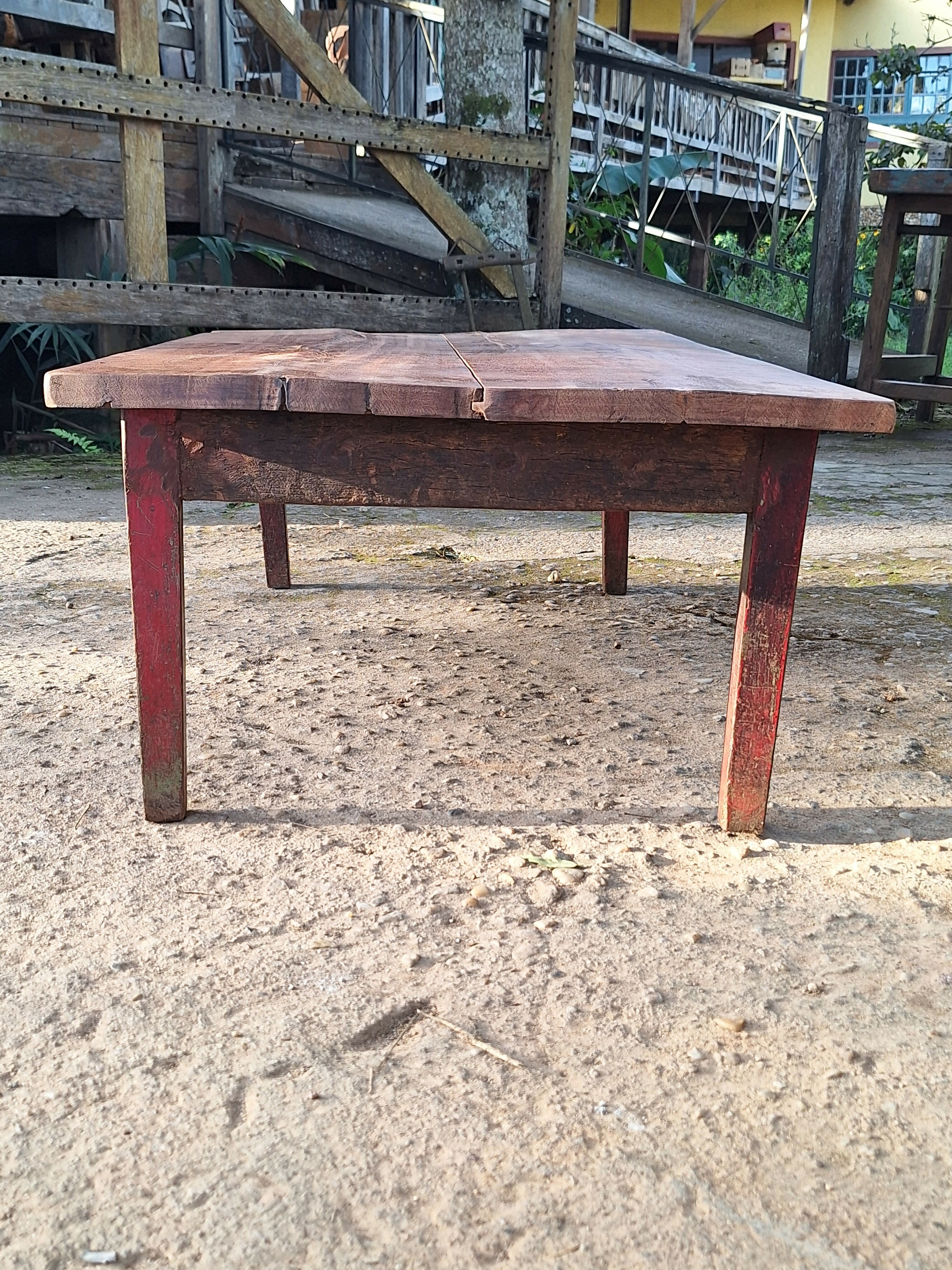 Mesa de Centro Antiga Madeira Maciça Tinta Gasta Vermelha