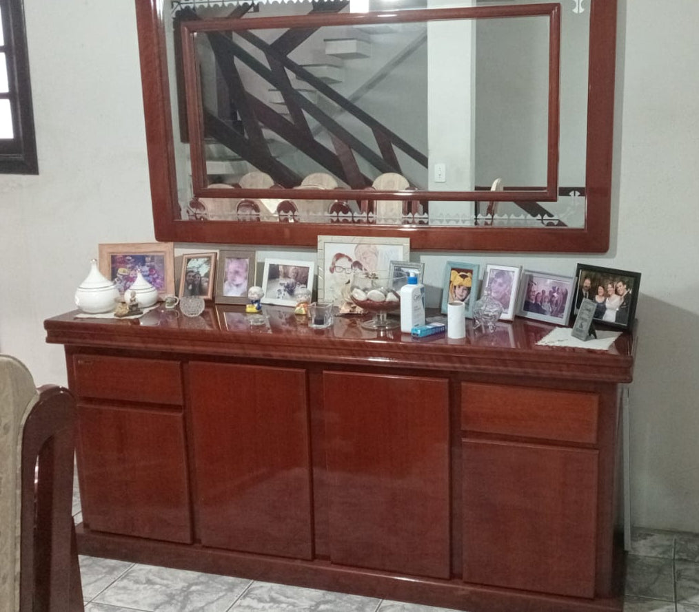 Aparador Buffet com espelho retangular com moldura em madeira 