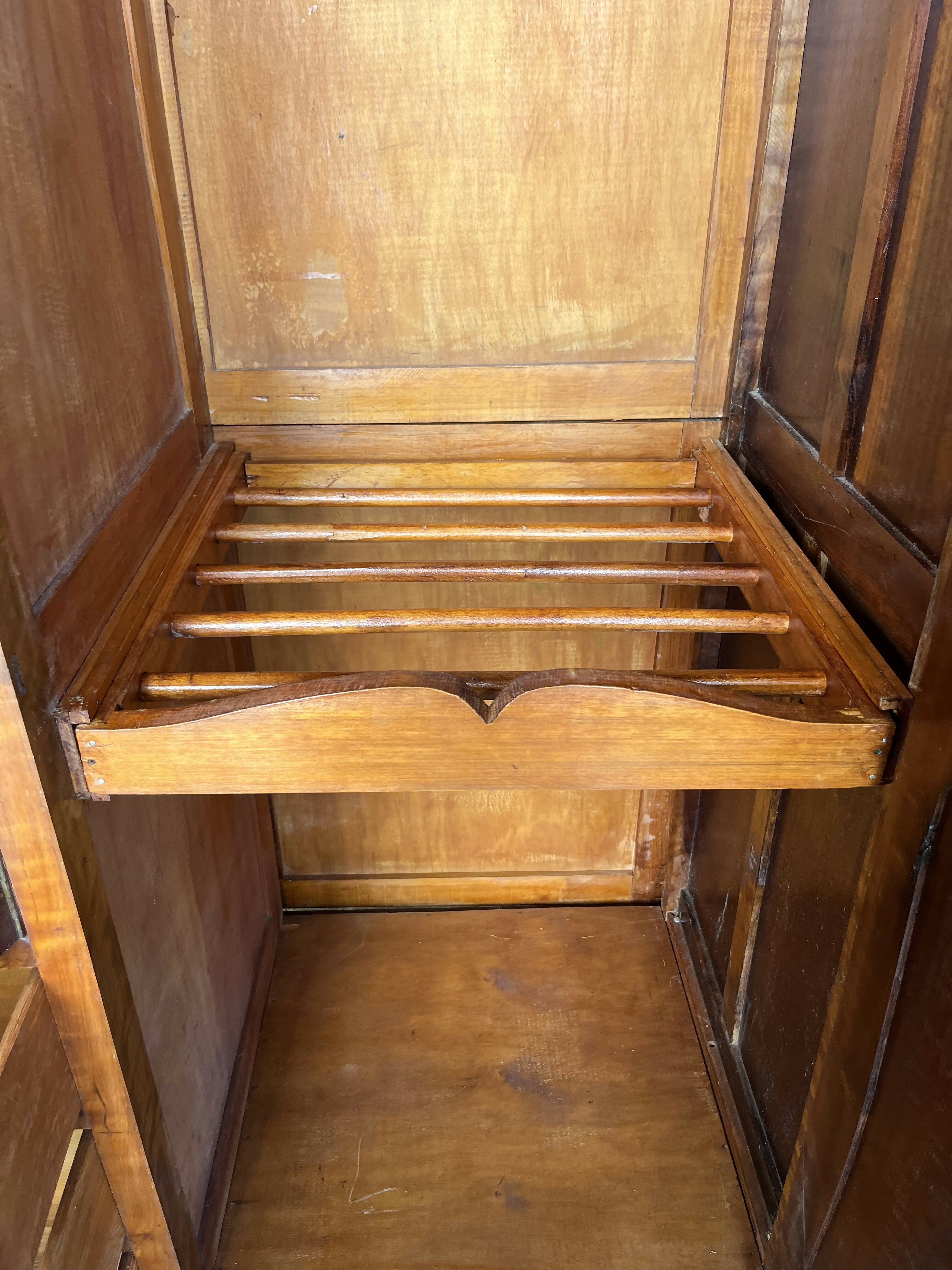 GUARDA ROUPA CHIPANDELLE ANTIGO