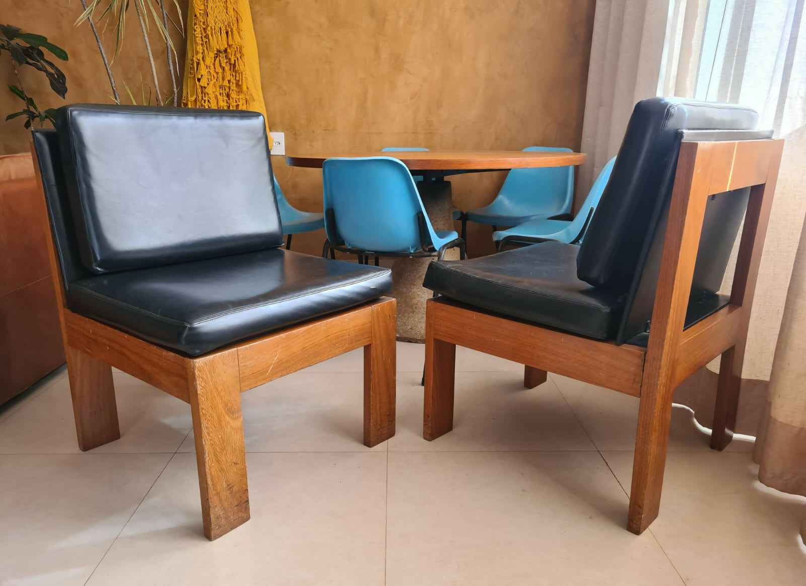 Par de cadeiras dos anos 70 em madeira e estofado preto