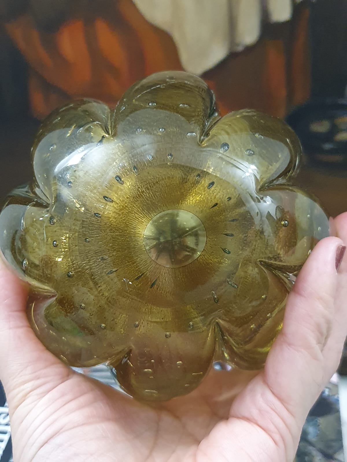 Maravilhoso Murano italiano em formato de esfera canelada com bolhas sopradas controladas em seu interior,  verde claro ambarado.