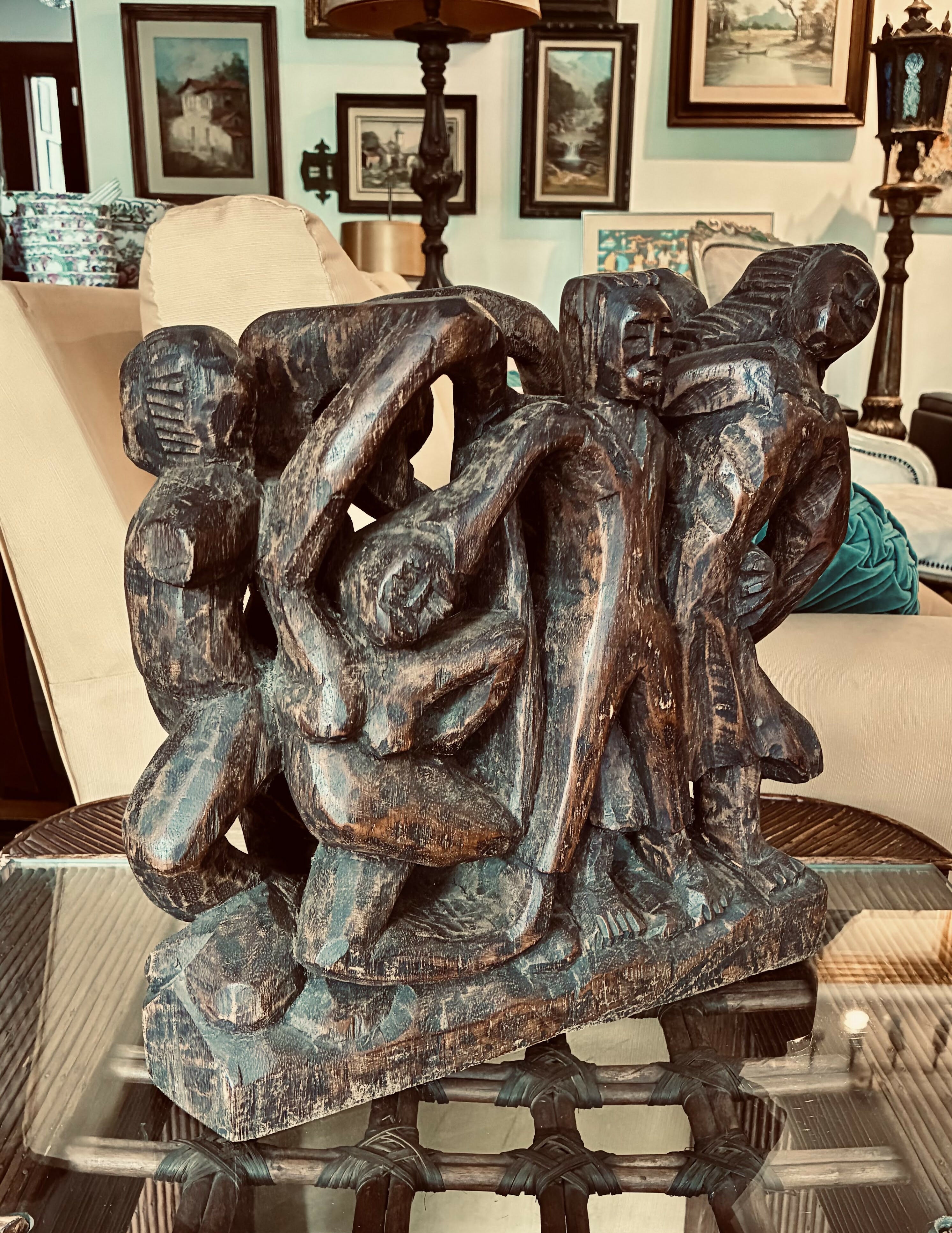 Escultura Entalhada em Madeira