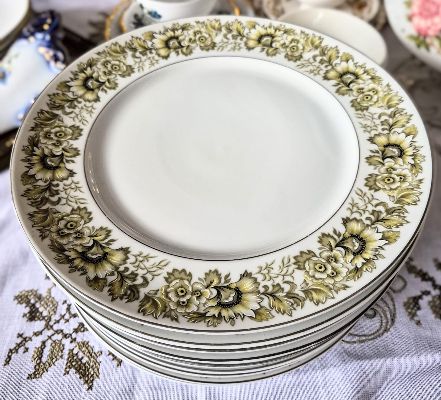 Conjunto de 23 pratos sendo: 11 pratos rasos e 12 pratos fundos,  em porcelana vintage Real, anos 60.